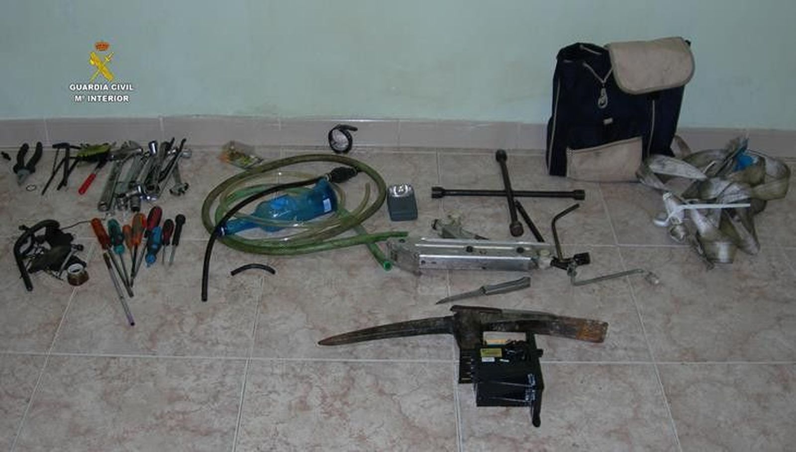 La Guardia Civil detiene a tres personas por el robo con fuerza en un bar de Villamañán (León)