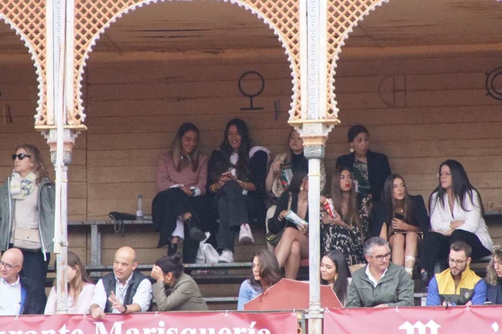 tendidos-de-la-glorieta-durante-la-corrida-de-garcia-y-olga-jimenez-50