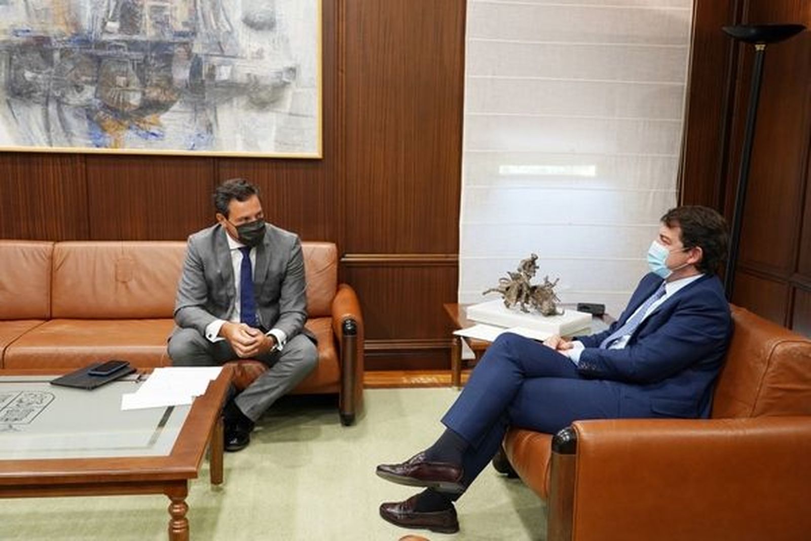 El presidente de la Junta de Castilla y León, Alfonso Fernández Mañueco, se reúne con el portavoz parlamentario del Grupo Popular Raúl de la Hoz. ICAL
