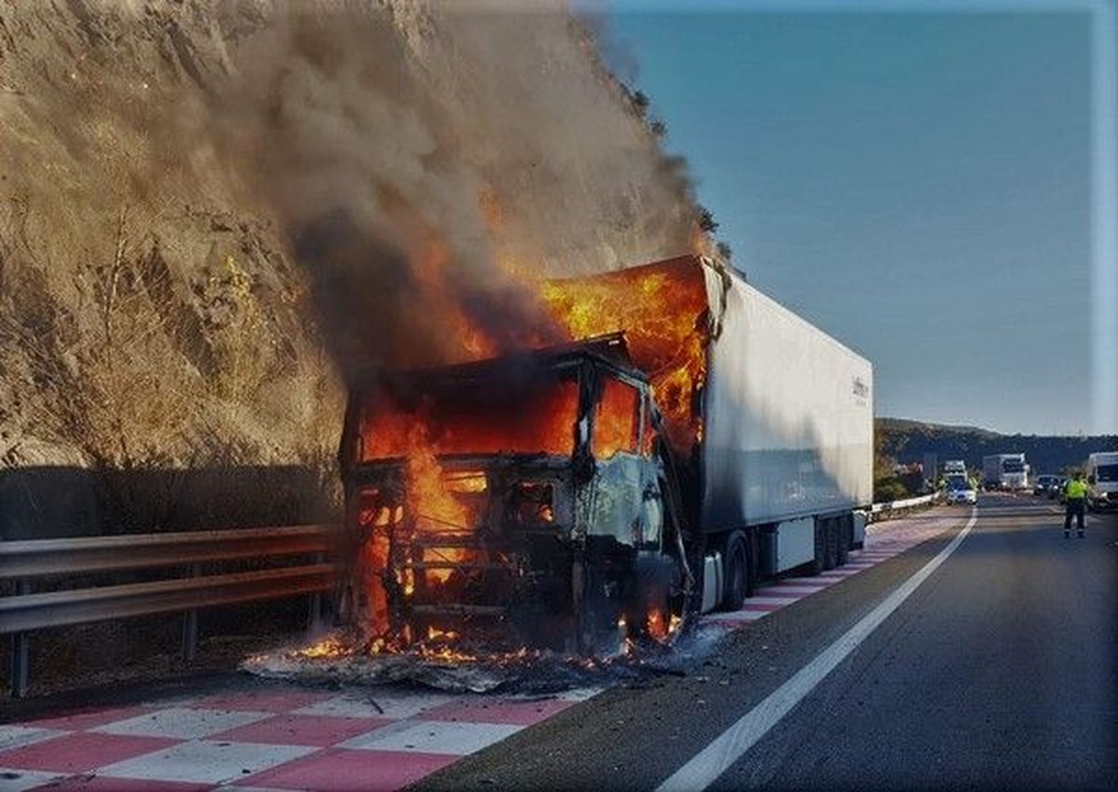 Incendio de un camión frigorífico en la autovía A 6. ICAL
