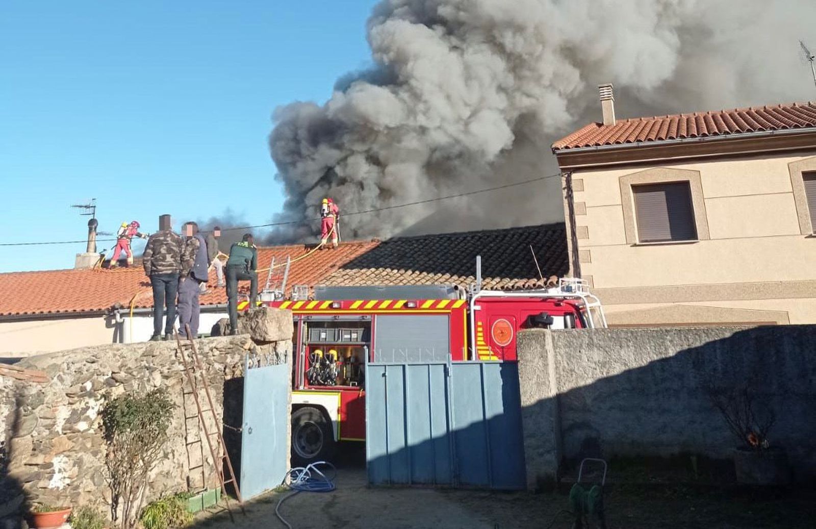 Alarma en Gallegos de Argañán tras el incendio de una vivienda en la calle los Herreros