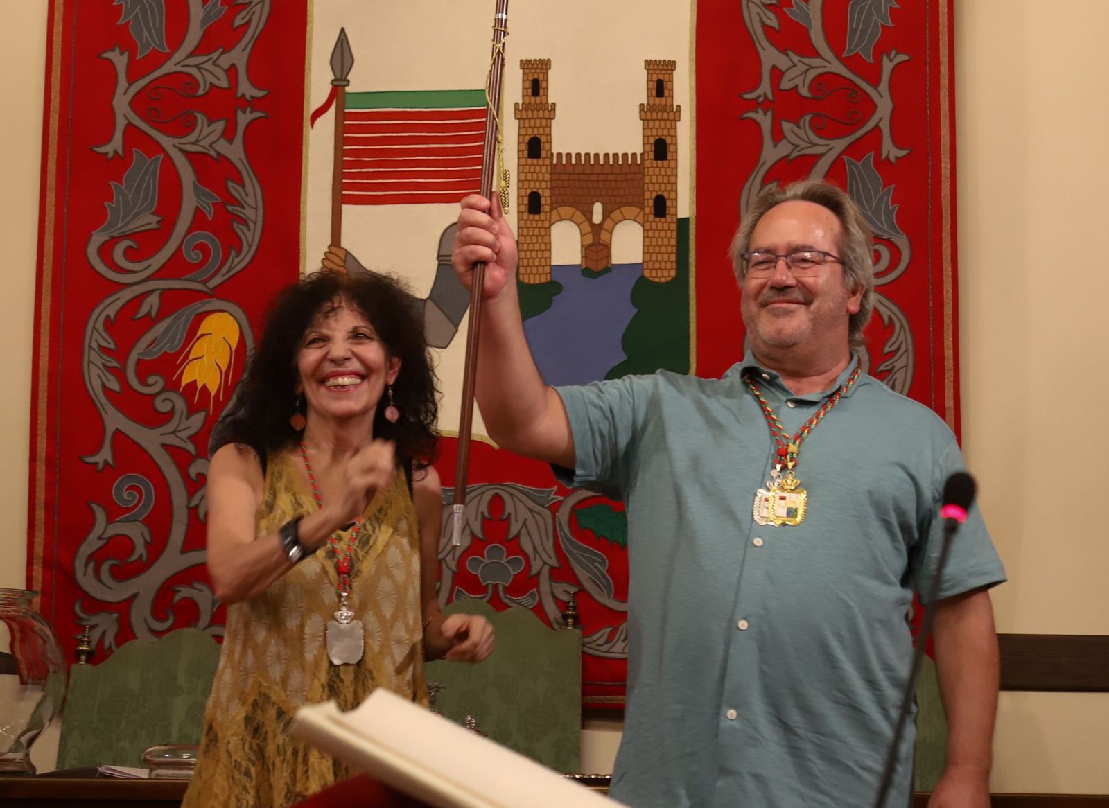 Guarido con el bastón de mando tras ser investido alcalde de Zamora