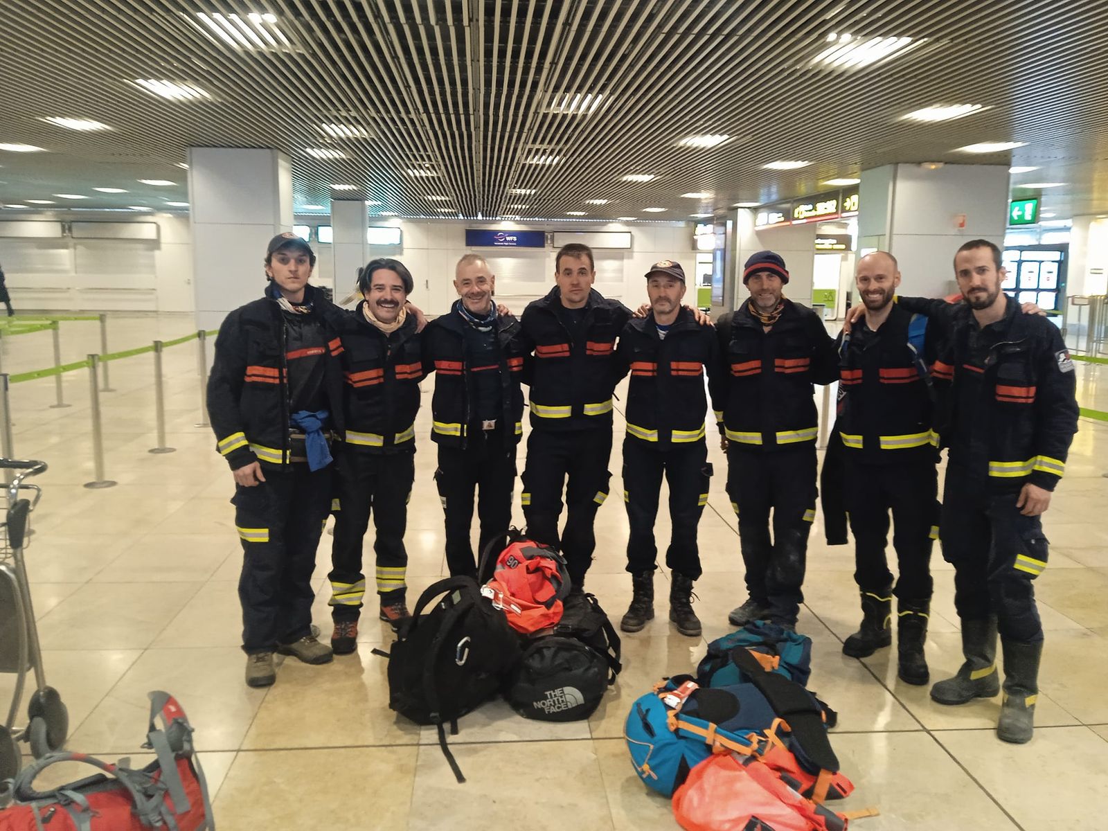 Javier Bodego, tercero por la derecha, en el aeropuerto camino a Turquía junto a sus compañeros de Acción Norte