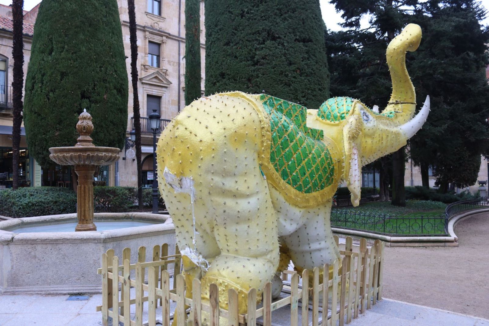 Elefante de Oriente de la plaza de la Libertad con la cola fracturada