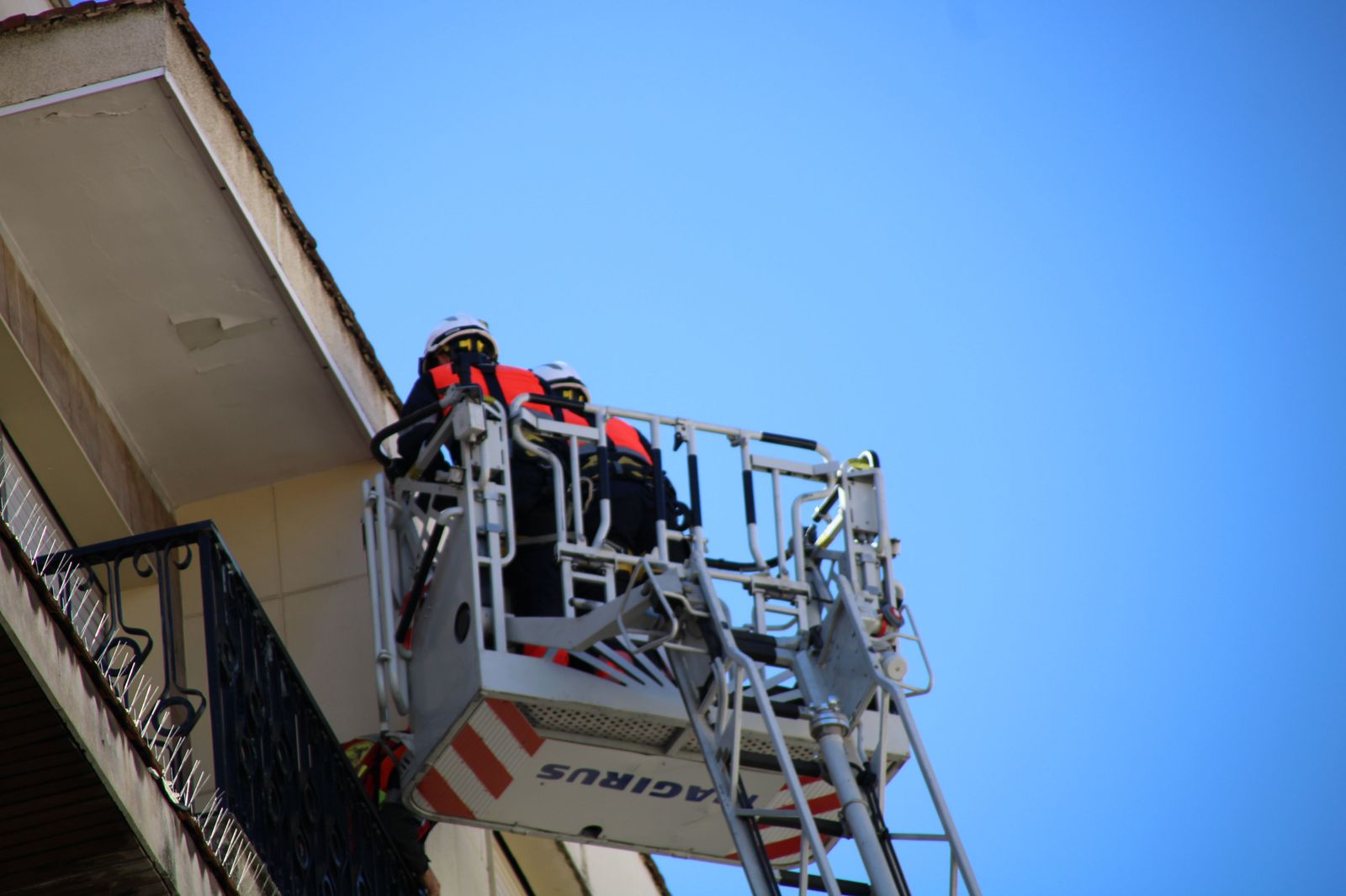 bomberos-comprueban-la-fachada-de-un-edificio-en-alvaro-gil-5