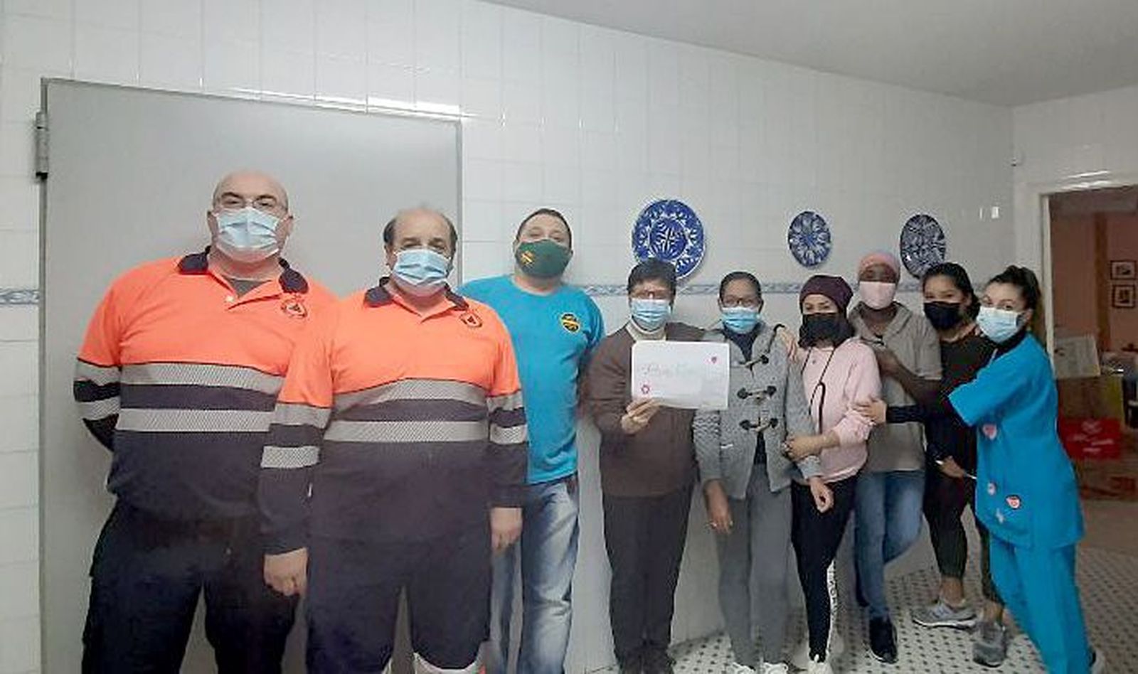 Foto de Protección Civil entregando los alimentos al centro materno