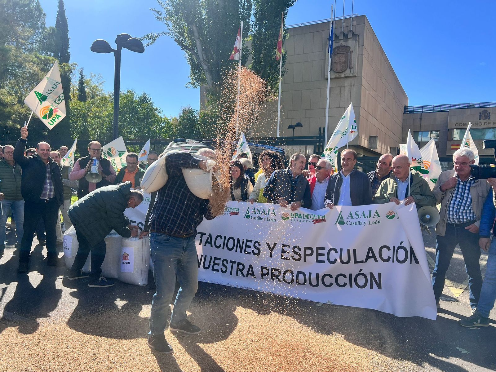 Protesta agricultores salmantinos en Valladolid por el bajo precio del cereal