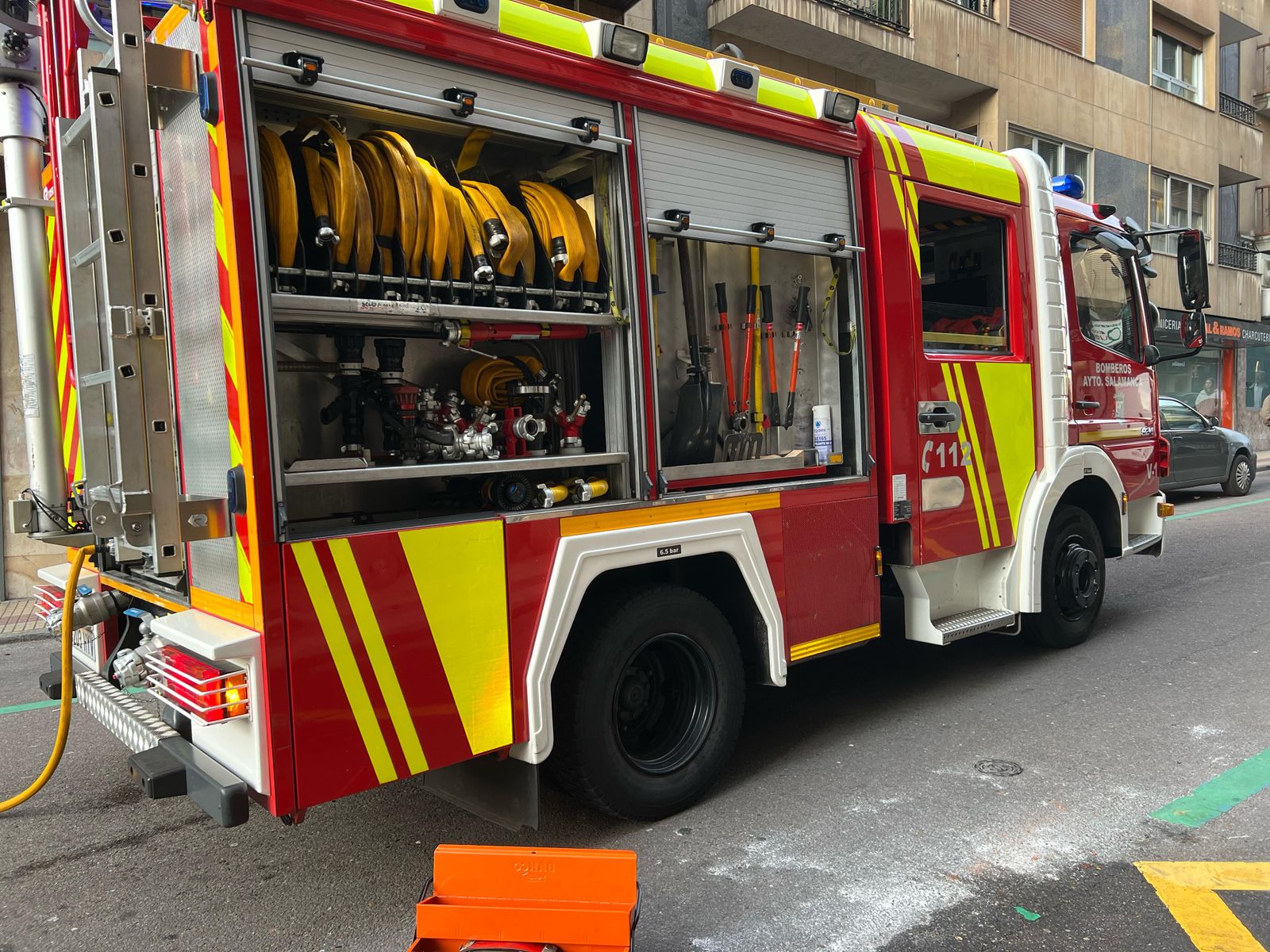 Un vehículo echa a arder en la calle Wences Moreno