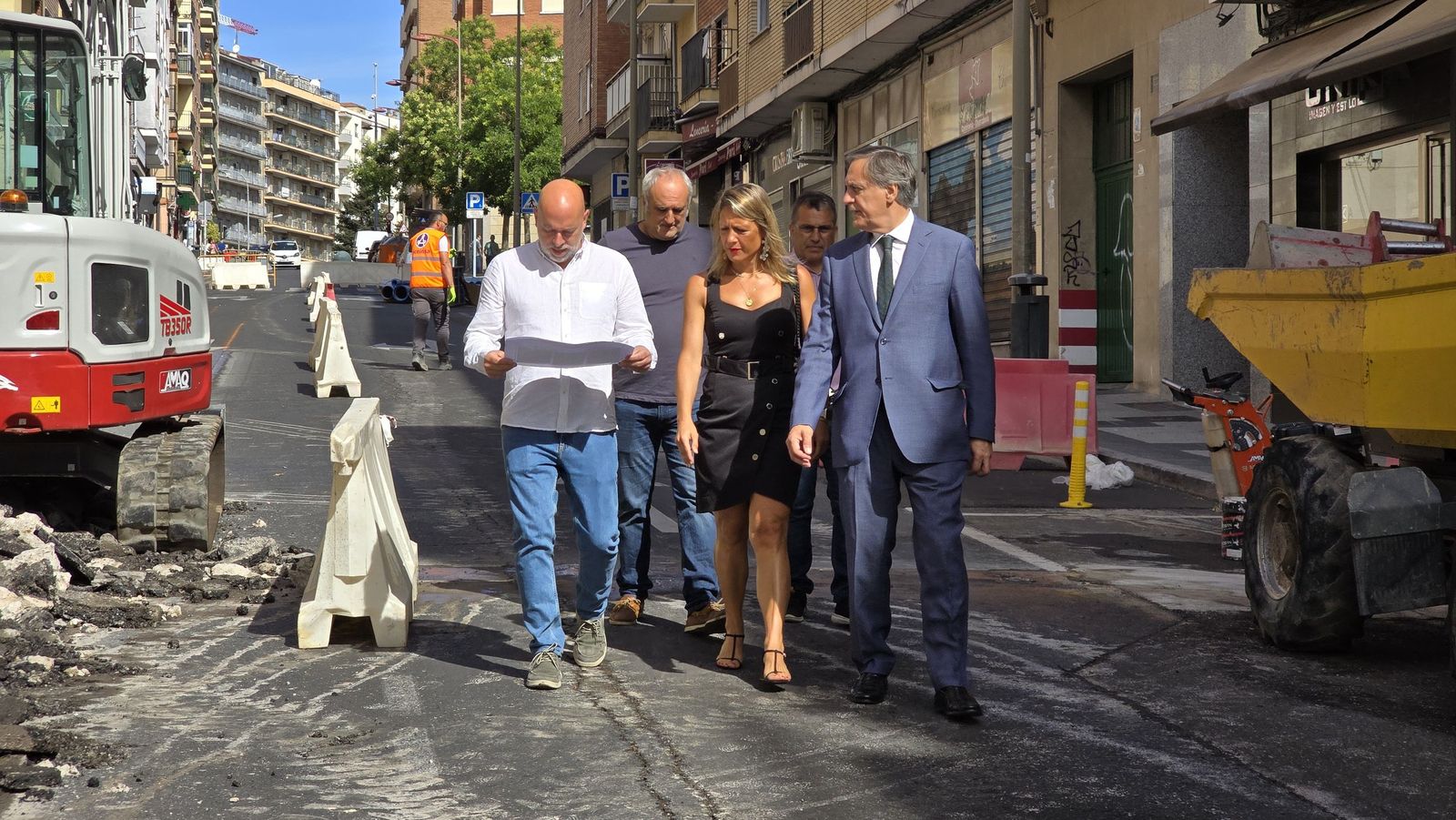El alcalde de Salamanca, Carlos García Carbayo, visitas las obras de renovación de redes de abastecimiento de agua en el barrio Prosperidad