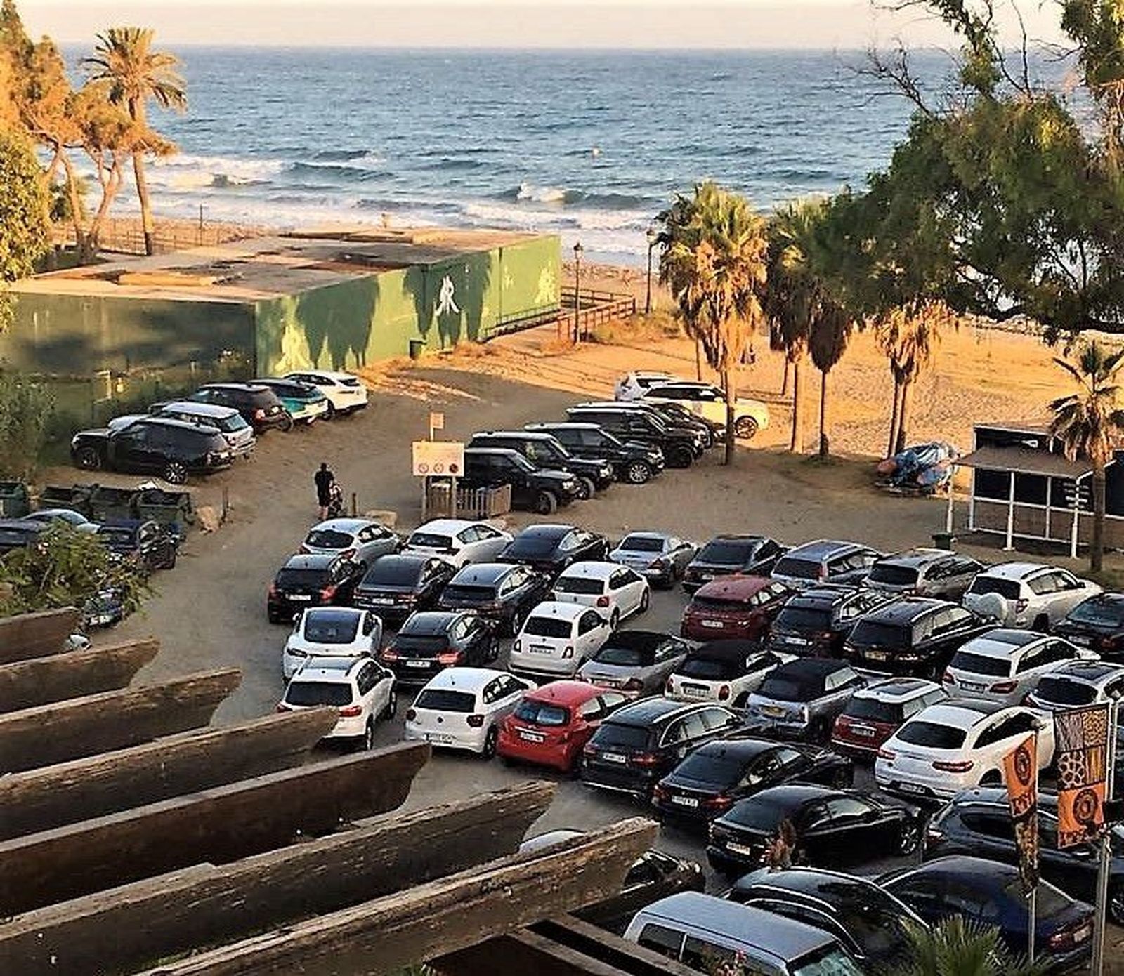Coches aparcados en la playa.