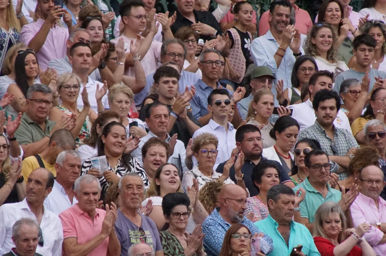 Expectación por ver los caballos de rejoneo en La Glorieta: imágenes del ambiente en los tendidos y en el patio de cuadrillas