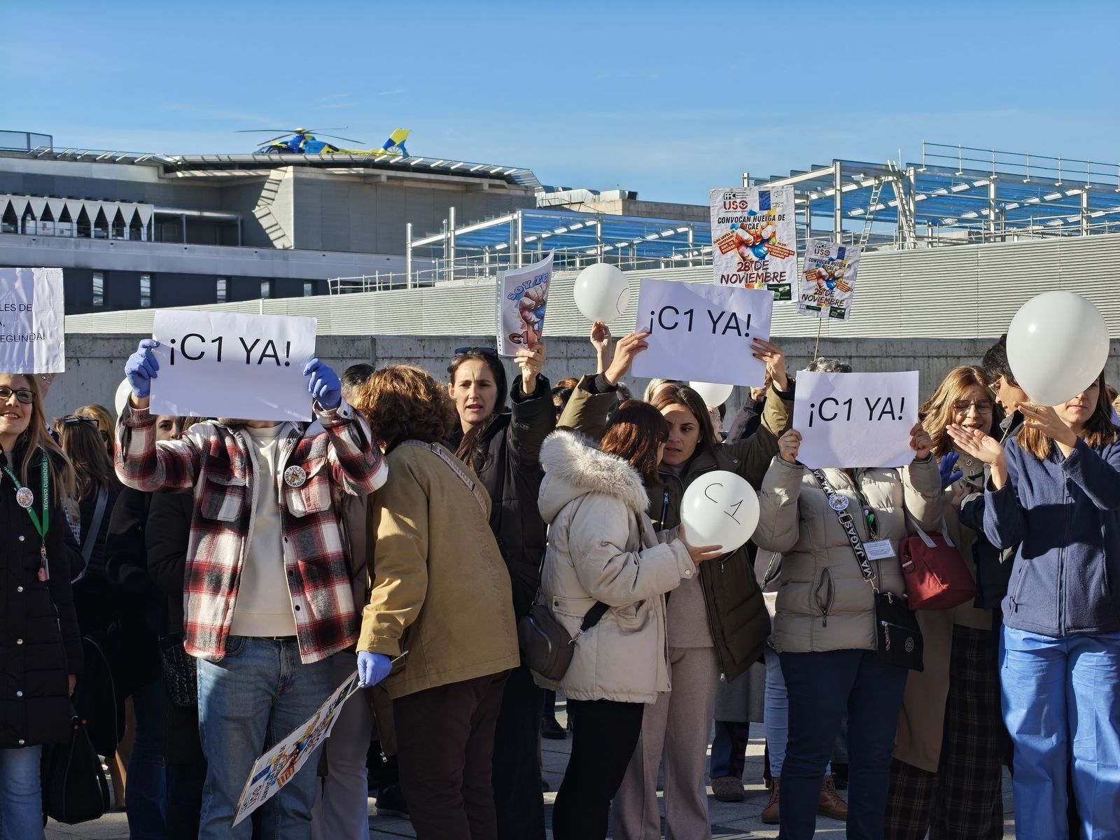Las TCAEs de Salamanca se concentran a las puertas del hospital de Salamanca