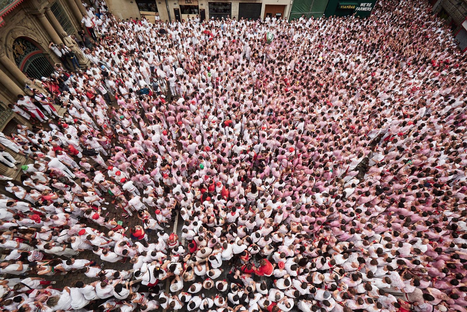 Ambiente en el chupinazo de San Fermín 2025, en la Plaza del Ayuntamiento, a 6 de julio de 2025, en Pamplona, Navarra (España) | Eduardo Sanz - Europa Press