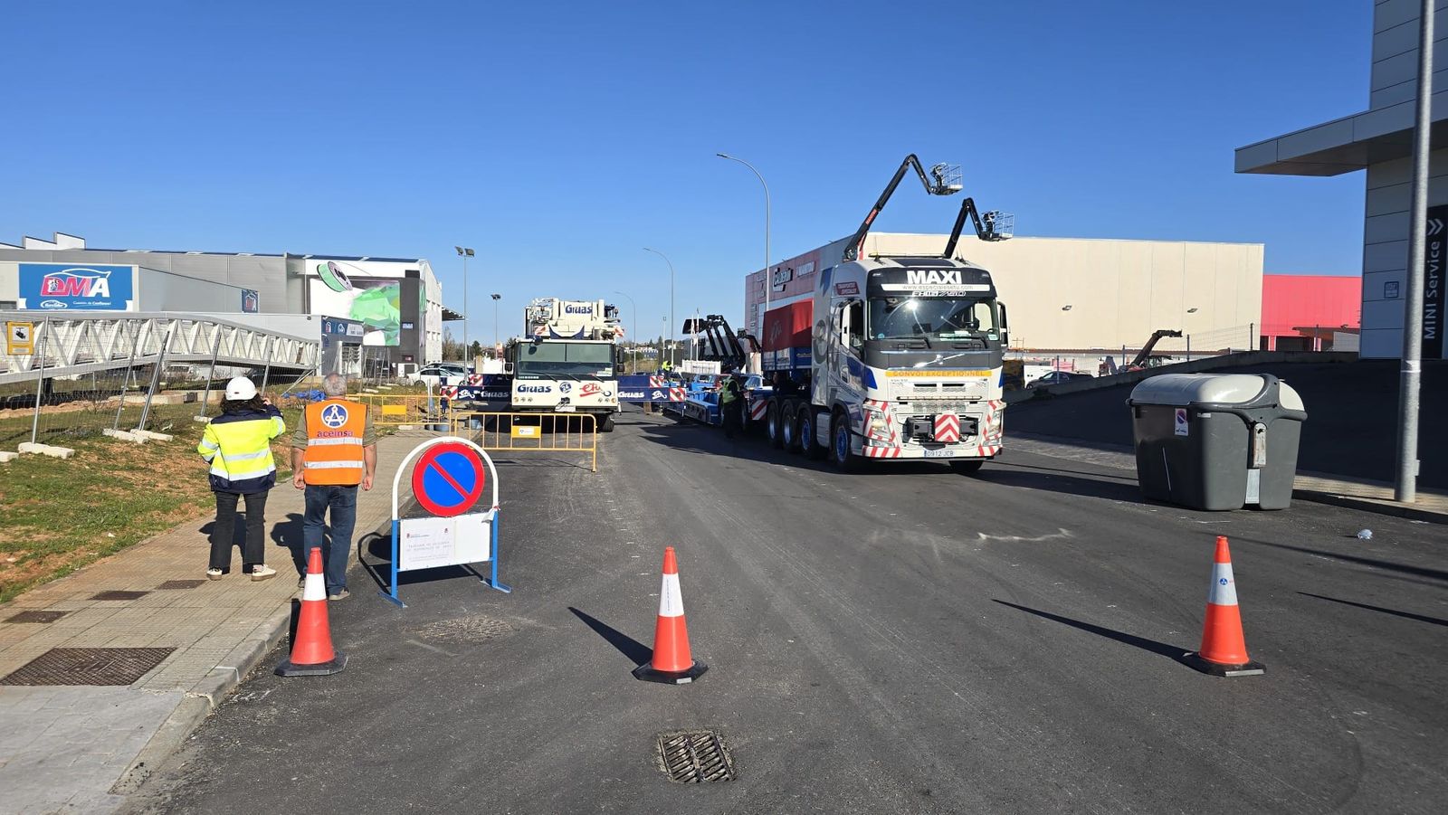 Montaje pasarela peatonal entre los polígonos El Montalvo, en Carbajosa  (11).jpg