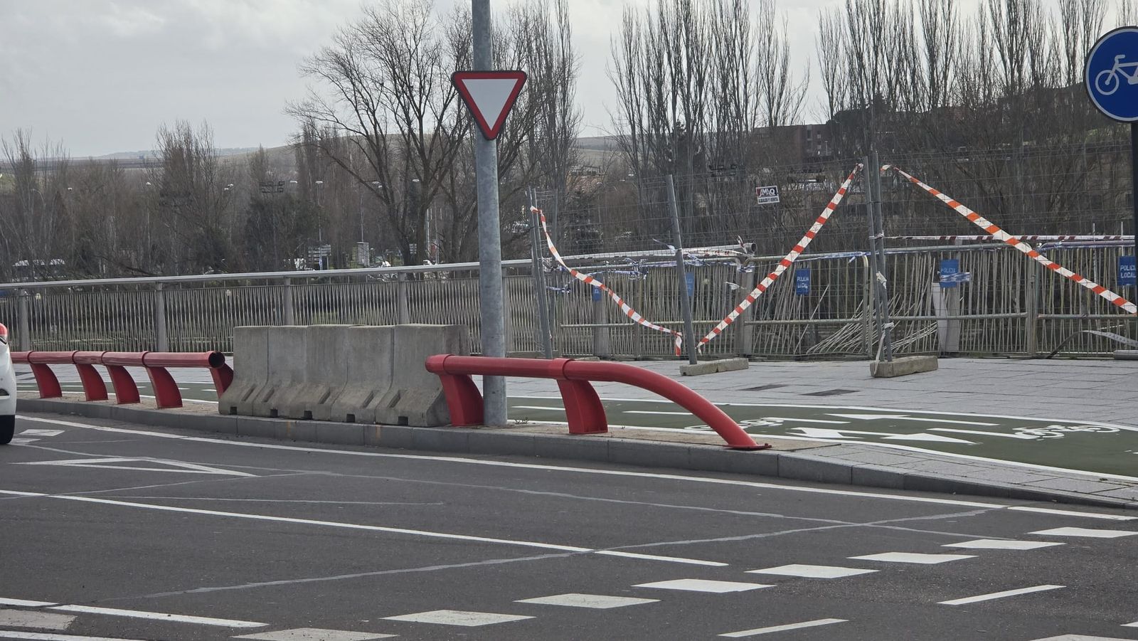 Vallas de hormigón en la rotonda de los Sanitarios