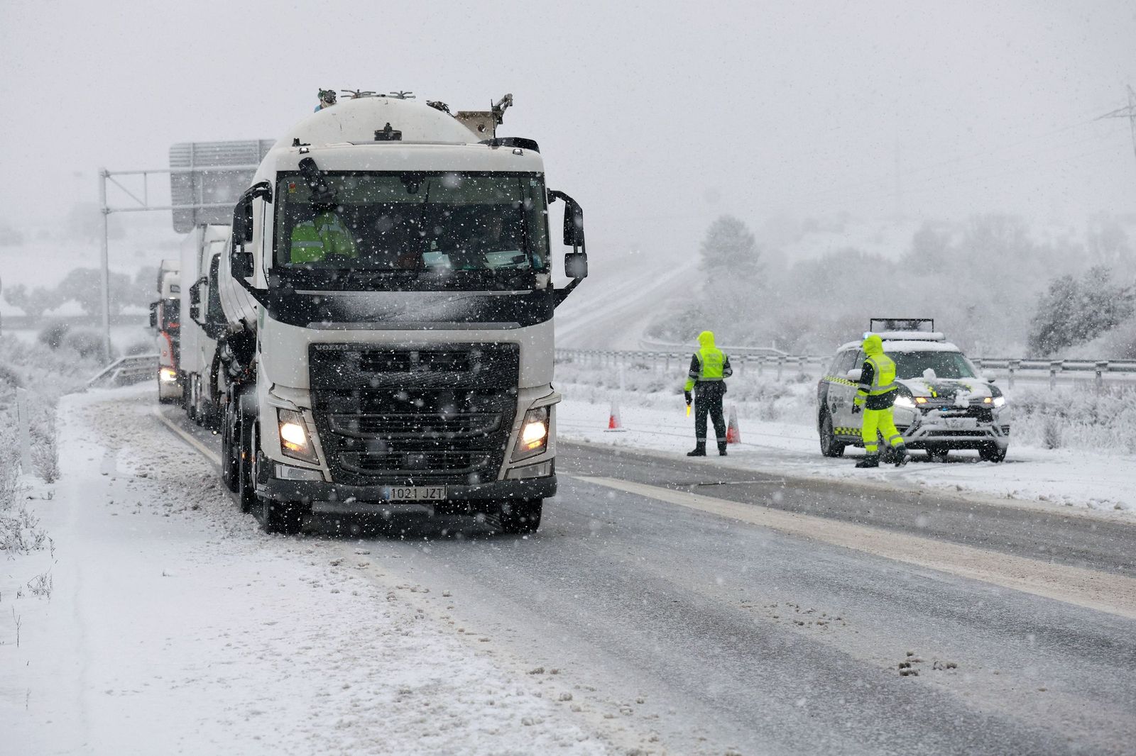 Nieve en la A-66, entre Guijuelo y Bejar