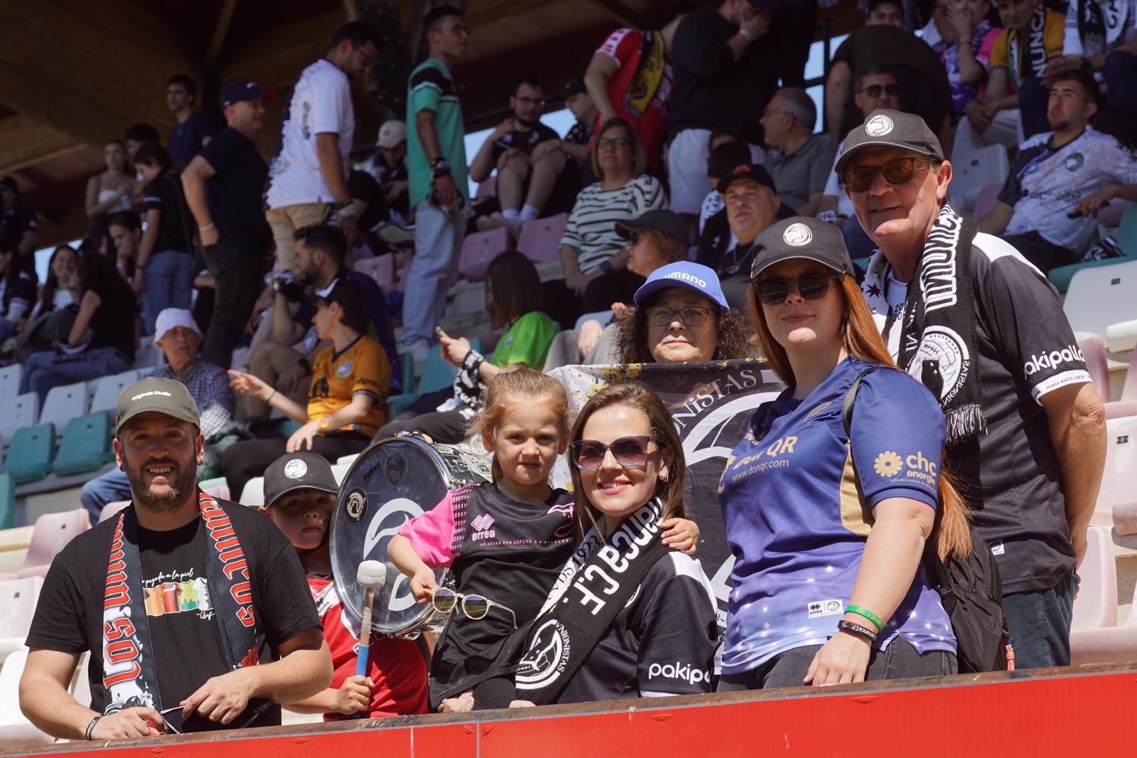 Gran ambiente en la grada para ver el partido entre Zamora - Unionistas en el Estadio Ruta de la Plata