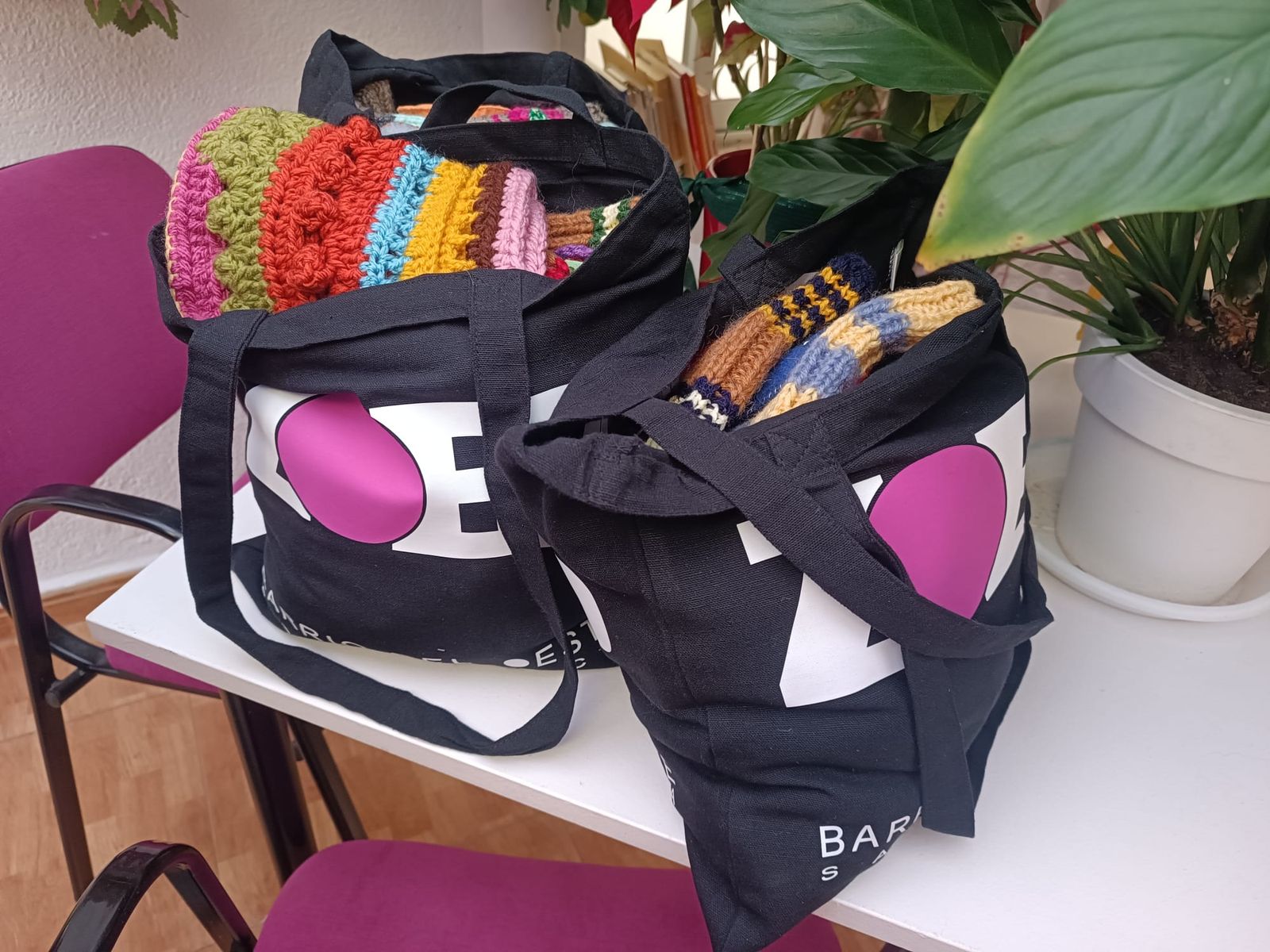 La Asociación ZOES entrega juegos hiperbólicos y manguitos tejidos a ganchillo con lana a entidades sociales de Salamanca