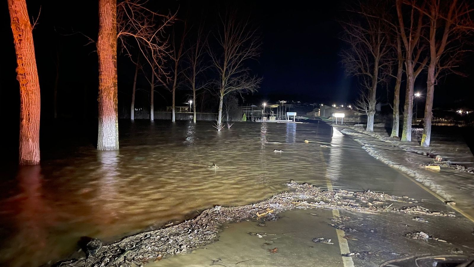 GALERÍA | El río Castrón se desborda y obliga a cortar dos carreteras en Zamora