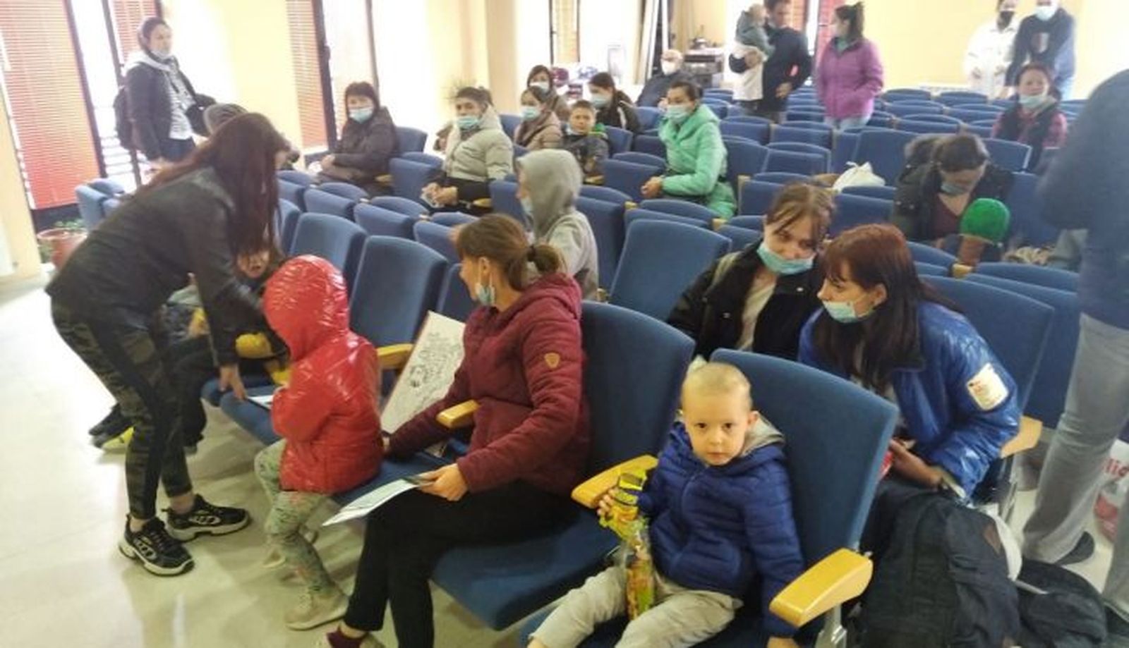 Los refugiados fueron recibidos en el centro multifucional. 