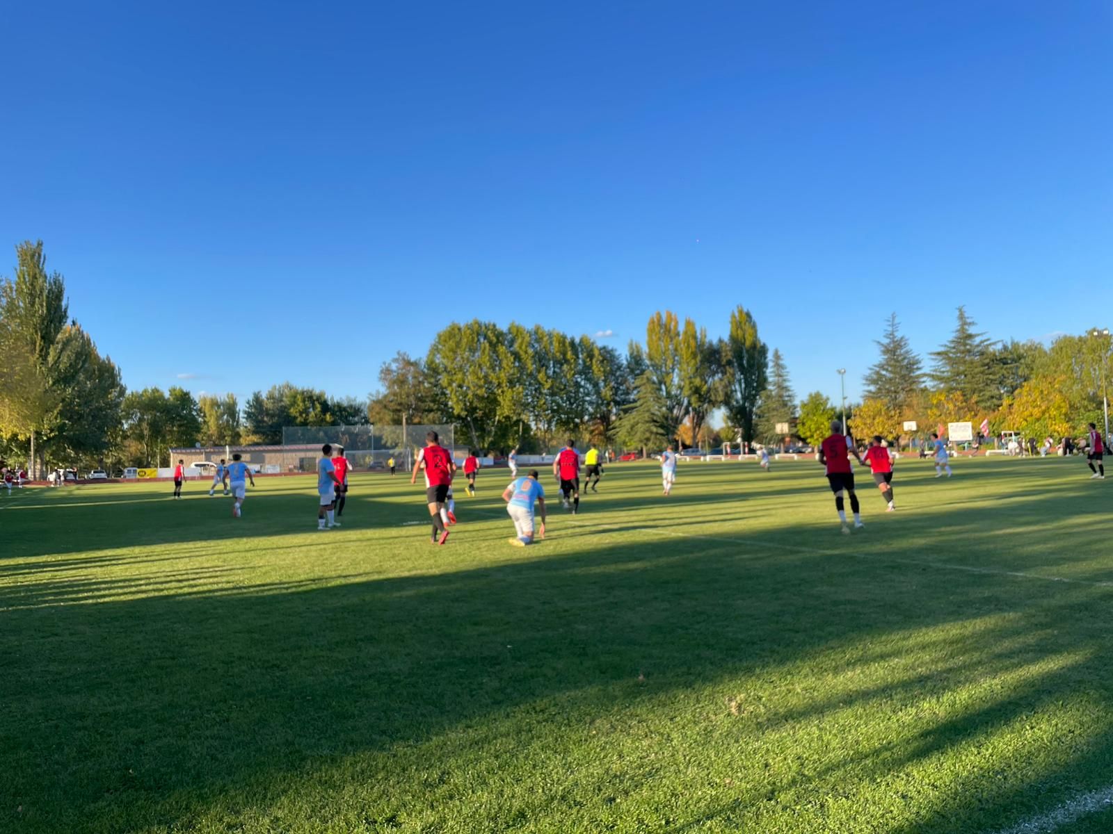 Un instante del duelo entre Santa Croya y Sanabria CF