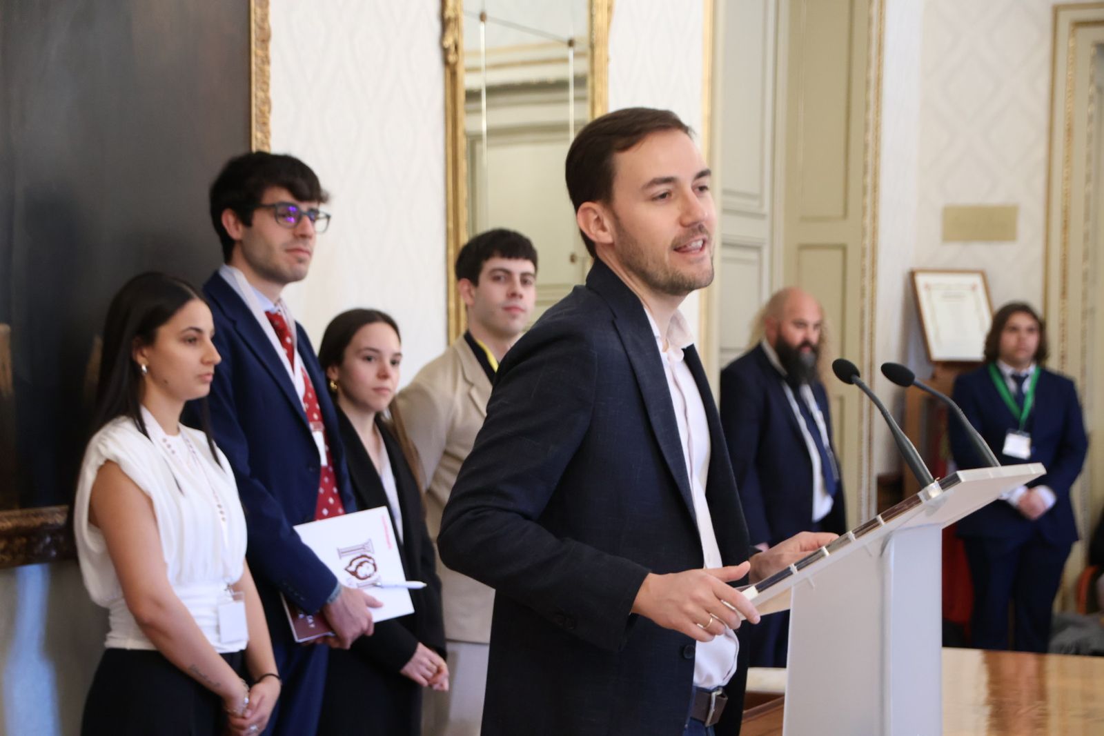 El concejal de Cultura y Turismo, Ángel Fernández, recibe a representantes de la asociación de ciencia política ASCIPO