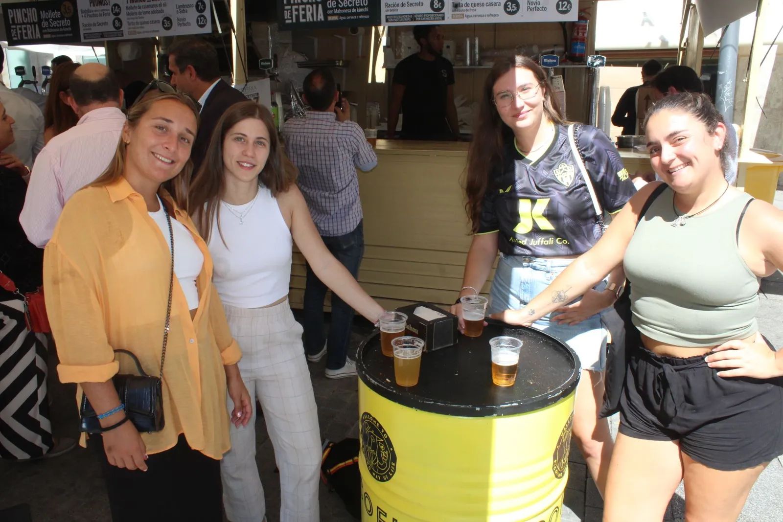 Ambiente en la Feria de Día en el mediodía de este sábado
