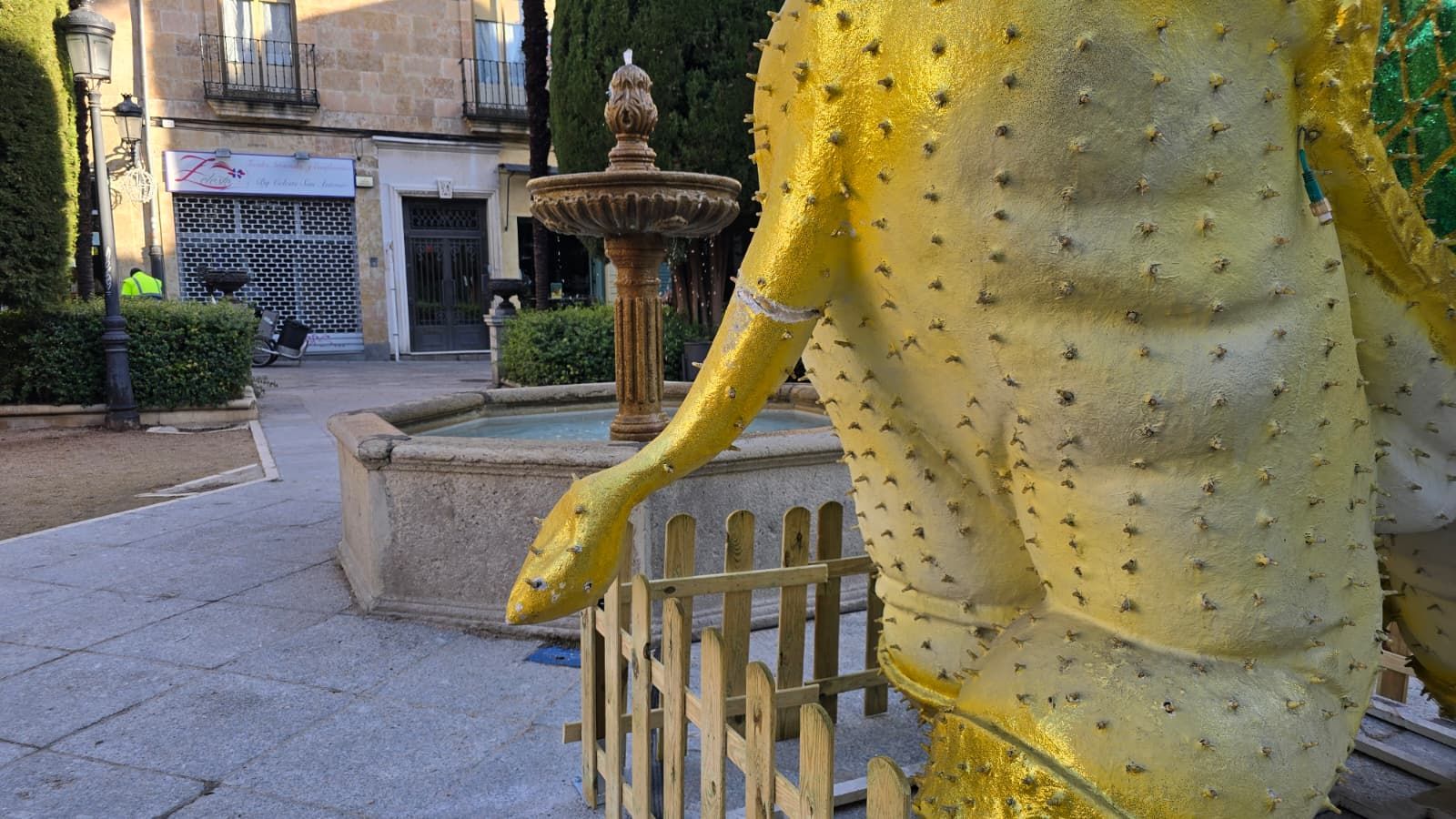 Desperfecto en la cola de uno de los elefantes de Navidad de la plaza de la Libertad