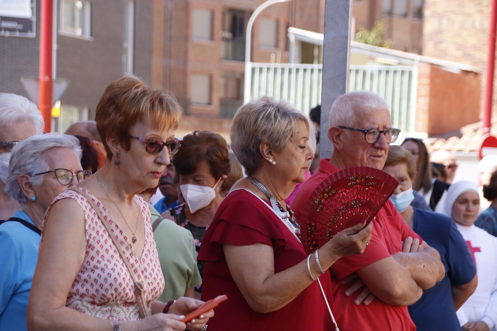 Gente por la calle en verano, calor