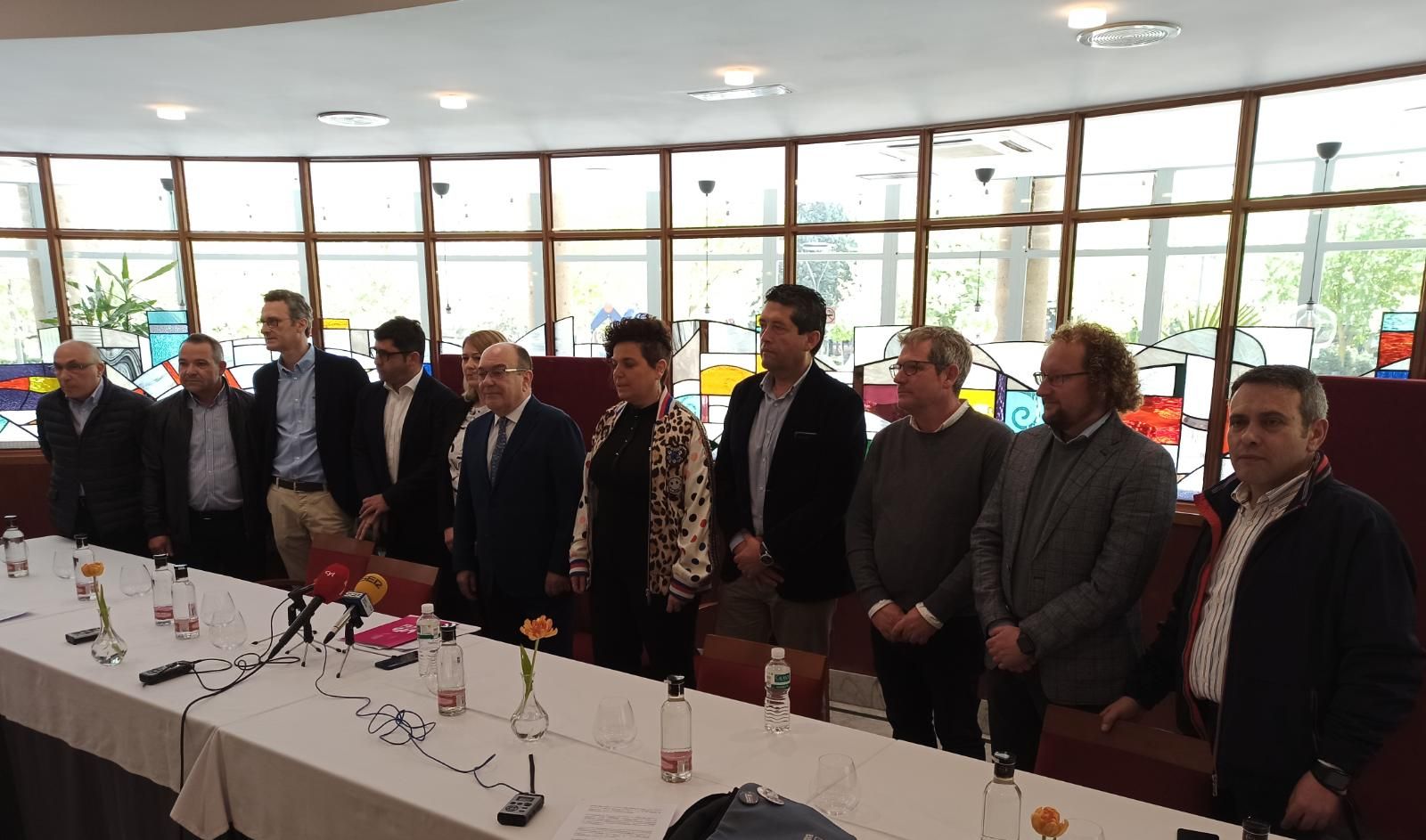 Enrique Oliveira junto con los empresarios que le acompañan