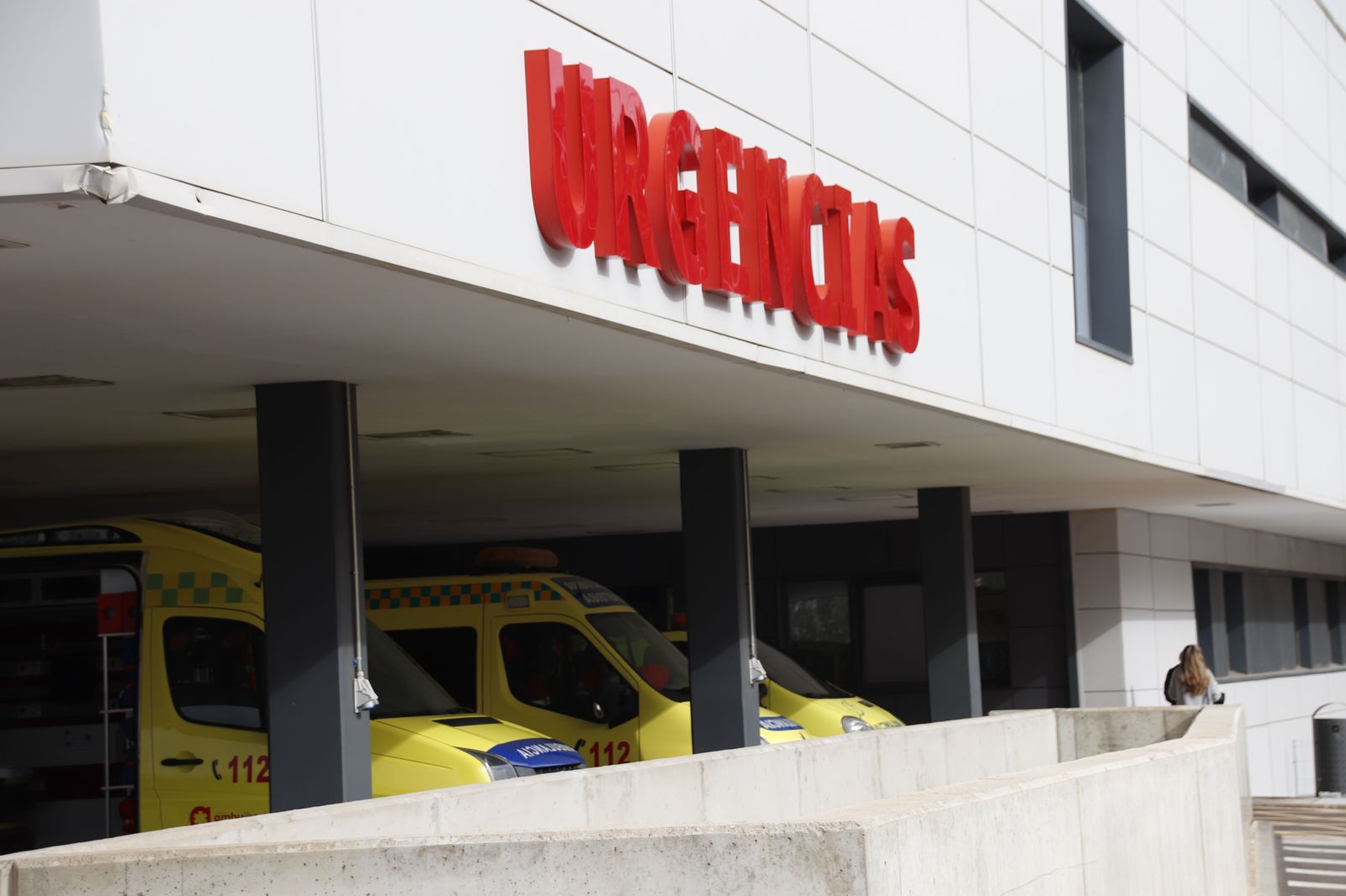 Fotos archivo hospital universitario de Salamanca (Fachada hospital, enfermeras, médicos, pacientes, ambulancias, urgencia, mascarillas, silla de ruedas)