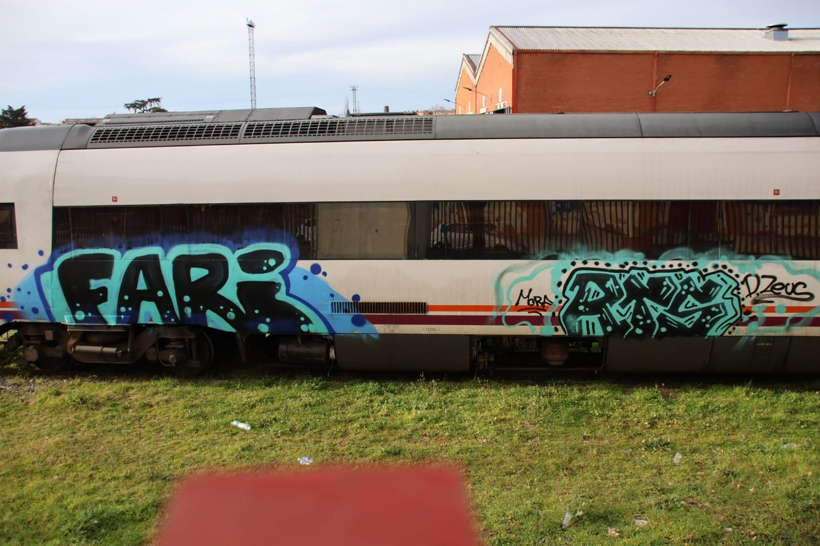 Grafitis realizados en un tren del garaje de Renfe este 6 de marzo