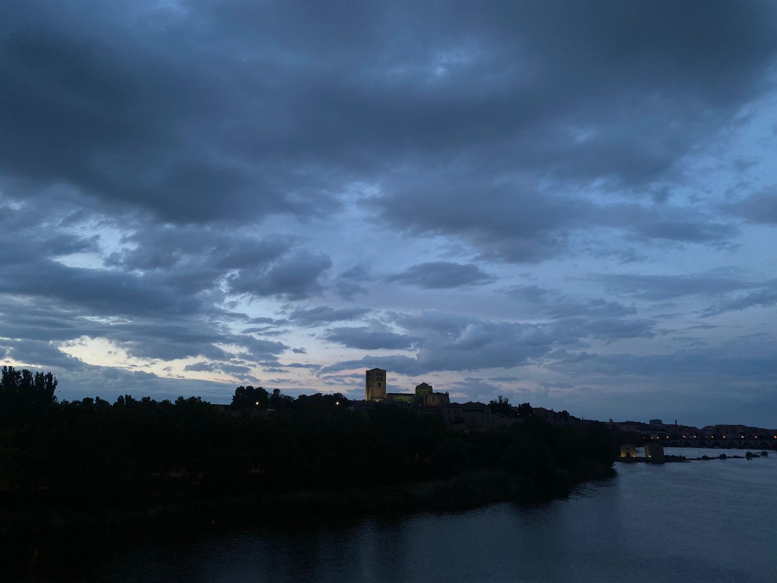 Nubes de tormenta sobre la Catedral de Zamora Foto: María Lorenzo