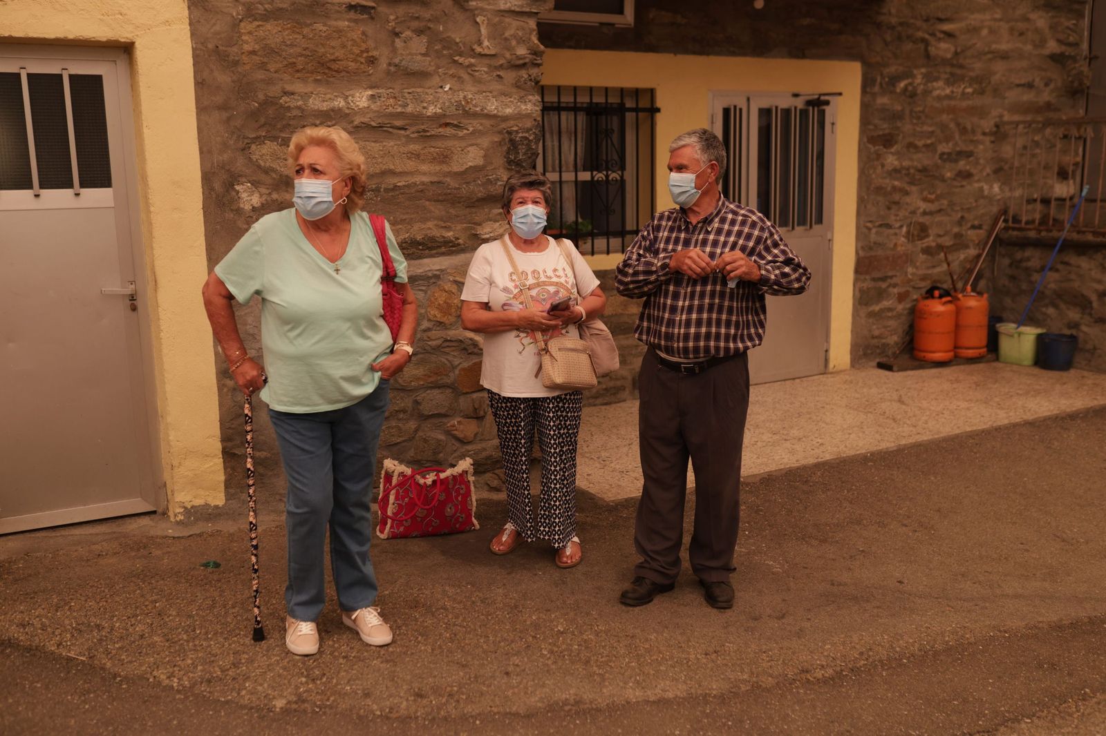 Desalojo de los vecinos de San Ciprián de Sanabria por el incendio en Porto