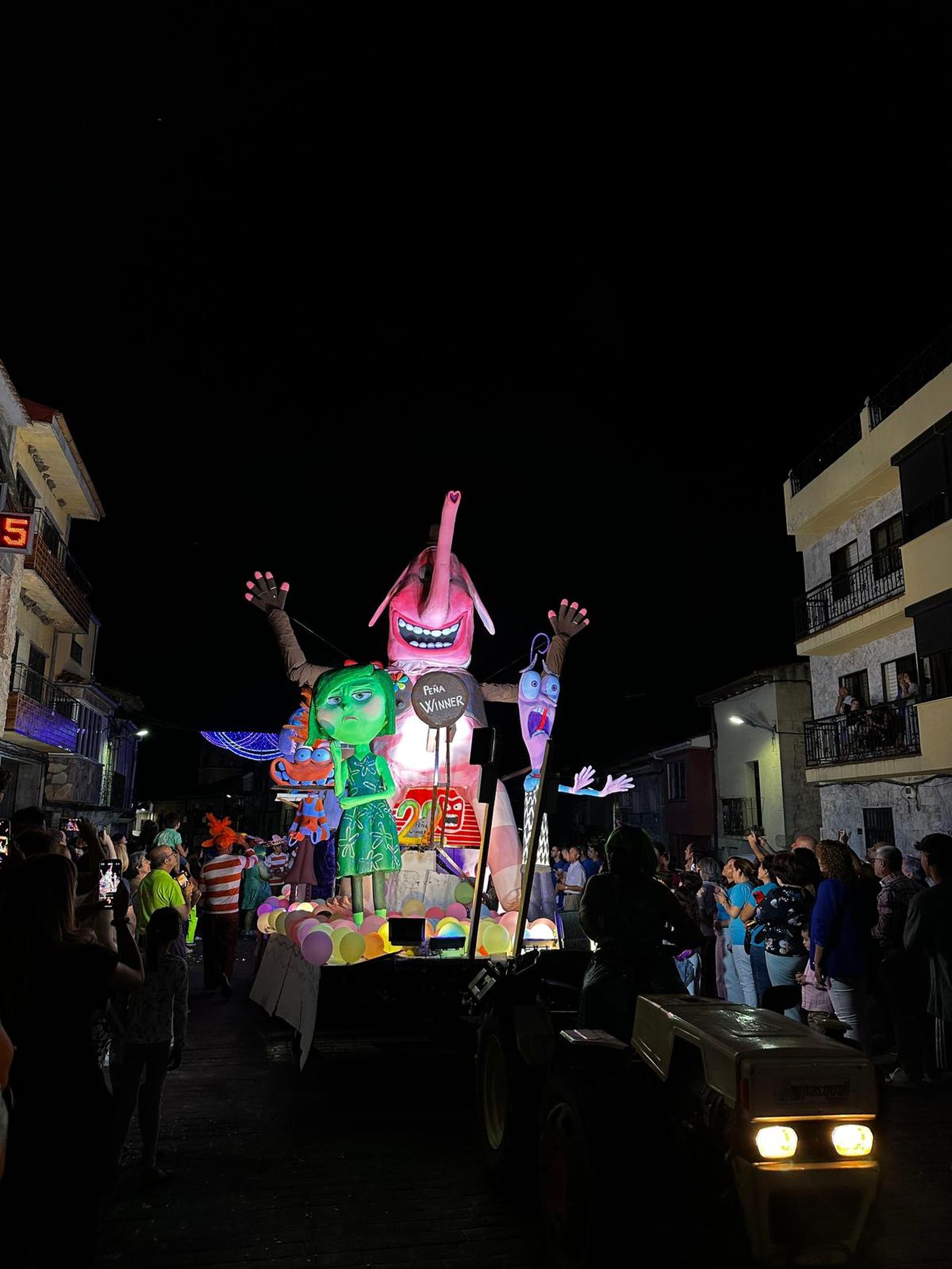 El desfile de carrozas de Aldeadávila vuelve a llenar de luz y color las calles en sus fiestas