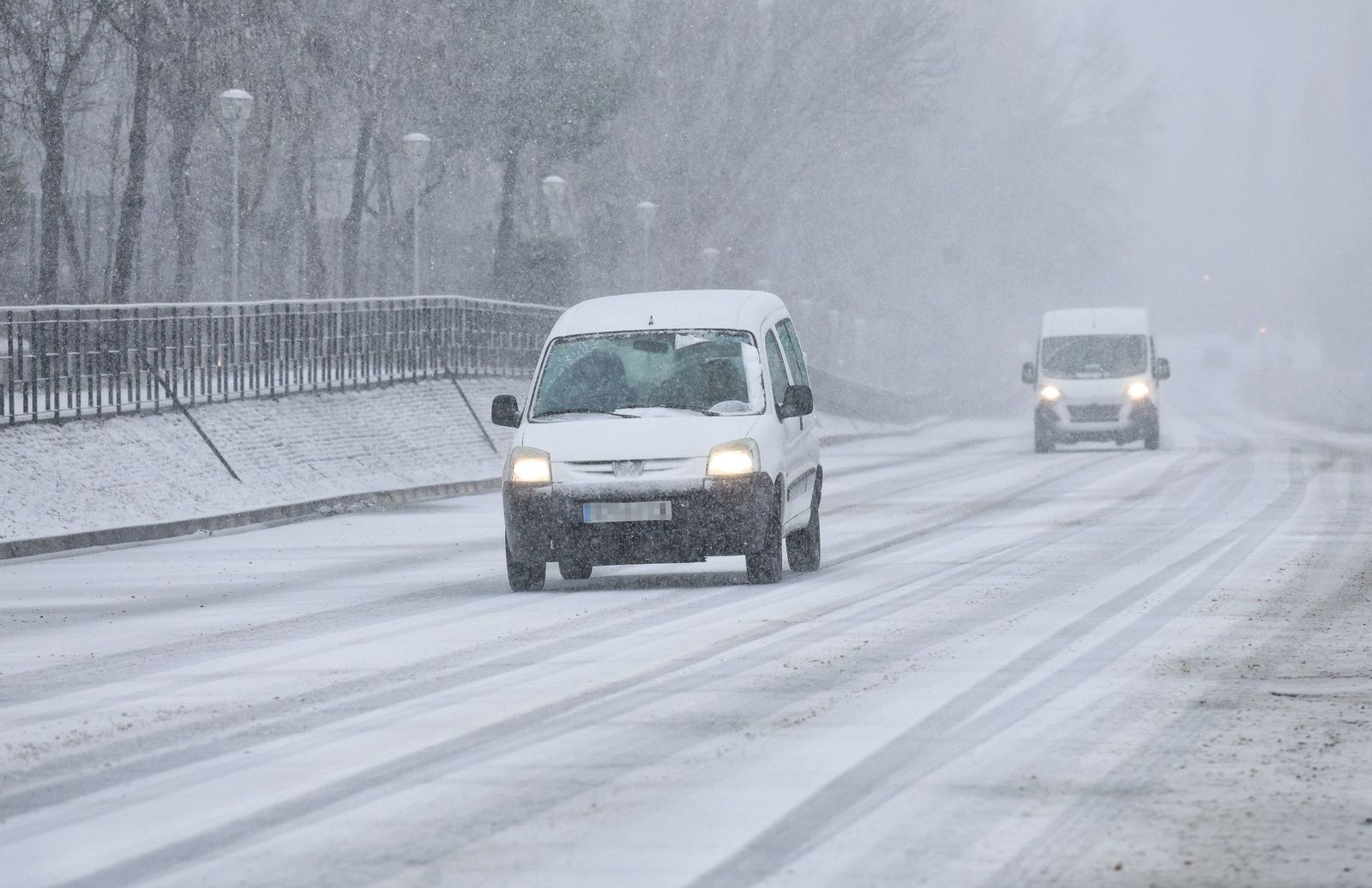 Nieve en la A-66, entre Guijuelo y Bejar