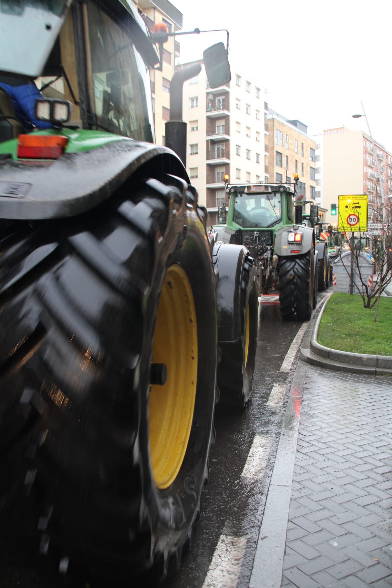 En imágenes la marcha con tractores y vehículos de campo en Salamanca en protesta contra Mercosur