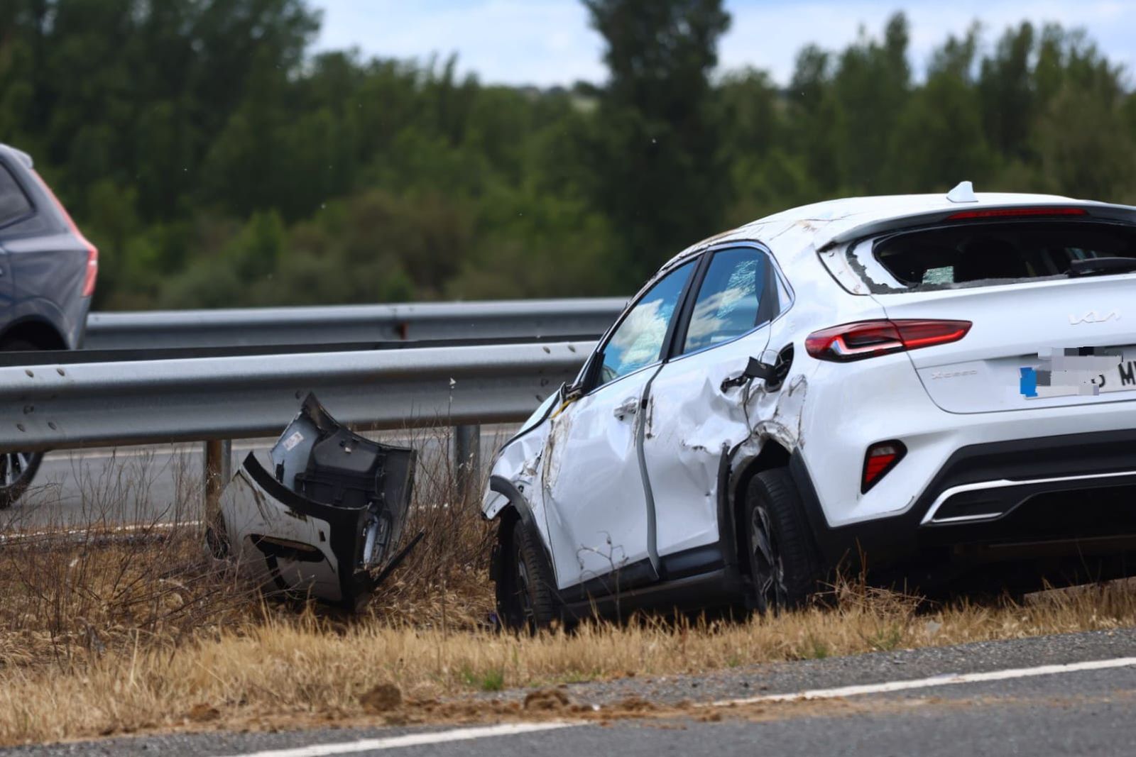 Aparatosa colisión entre dos coches en la A-50, sentido Salamanaca