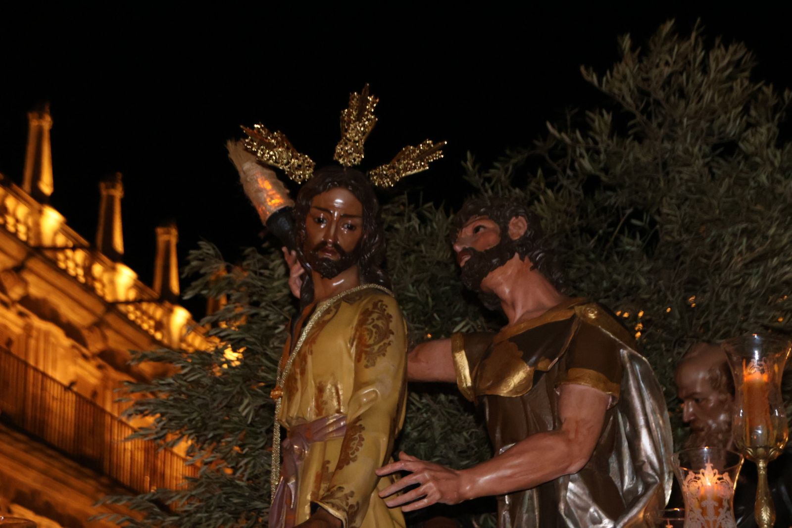 Emotivo desfile por el centenario de Seráfica Hermandad de Nazarenos con gran presencia de niños