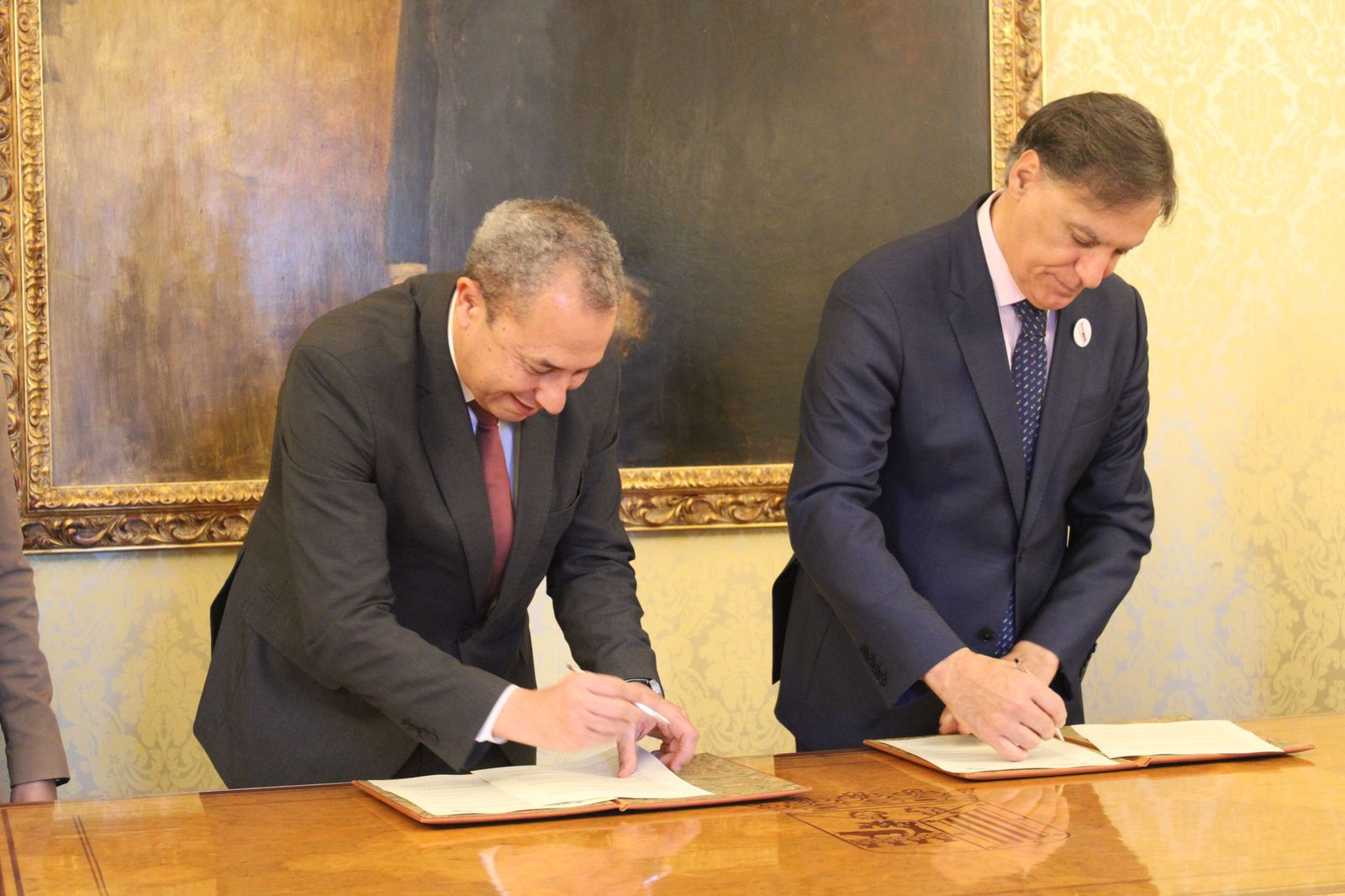 El alcalde de Salamanca y presidente de Zaldesa, Carlos García Carbayo, y el presidente del Consejo de Administración de la Autoridad del Puerto de Aveiro, Eduardo (15) el-alcalde-de-salamanca-y-presidente-de-zaldesa-carlos-garcia-carbayo-y-el-presidente-del-consejo-de-administracion-de-la-autoridad-del-puerto-de-aveiro-eduardo-15