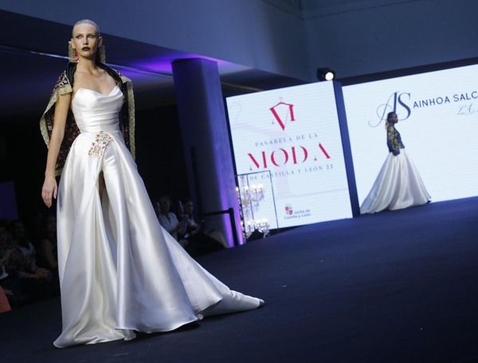 Los vestidos de novia con bordados carbajalinos triunfan en la segunda jornada de la Pasarela de la Moda de Castilla y León FOTO ICAL