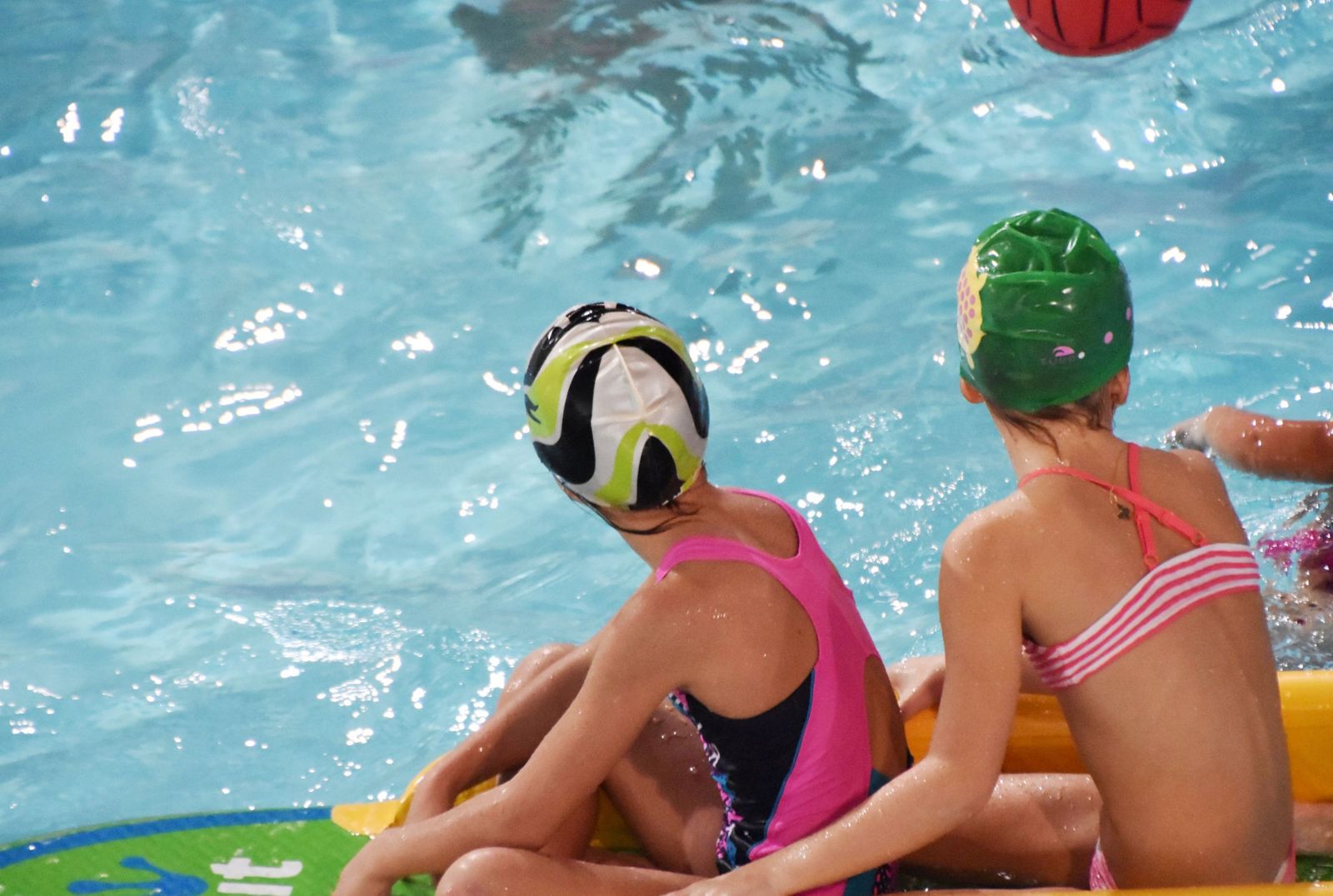 Imagen de archivo de unos niños en una piscina
