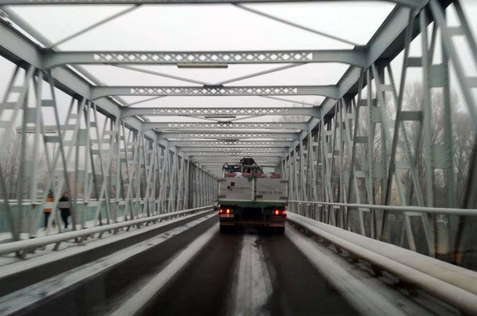 Invierno hielo puente hierro