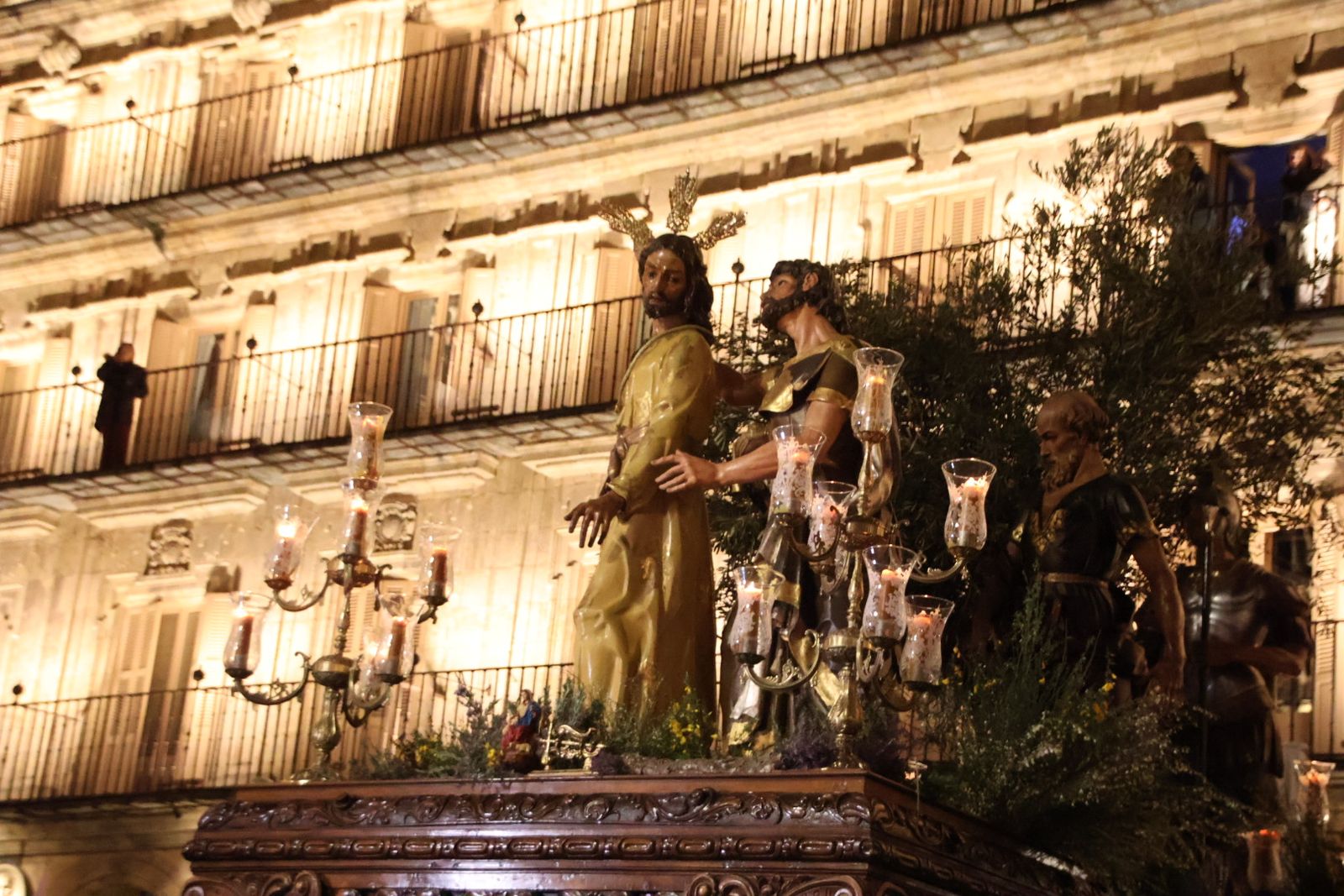 Emotivo desfile por el centenario de Seráfica Hermandad de Nazarenos con gran presencia de niños