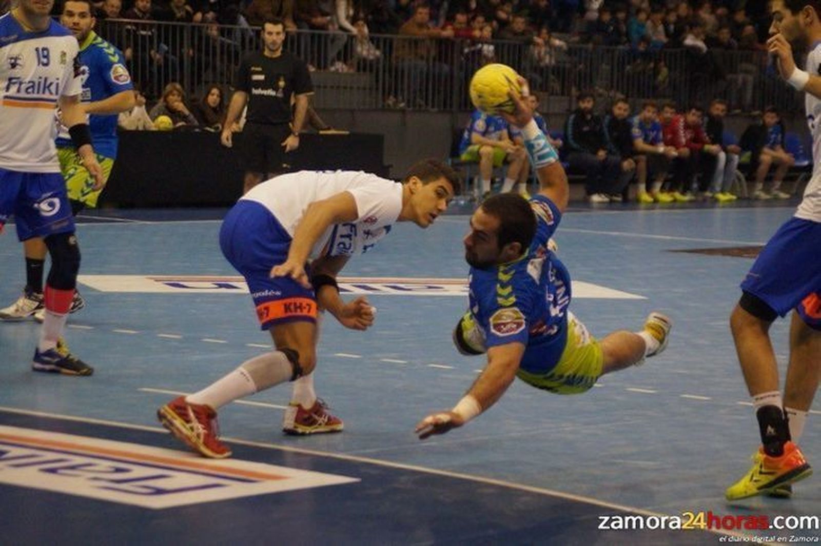 El MMT Seguros Zamora se olvida de los complejos, revienta su techo y vence en Granollers 20-24