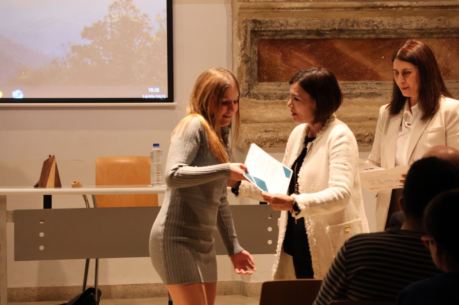 Entrega de diplomas a los ganadores de la XXXII Olimpiada Matemática