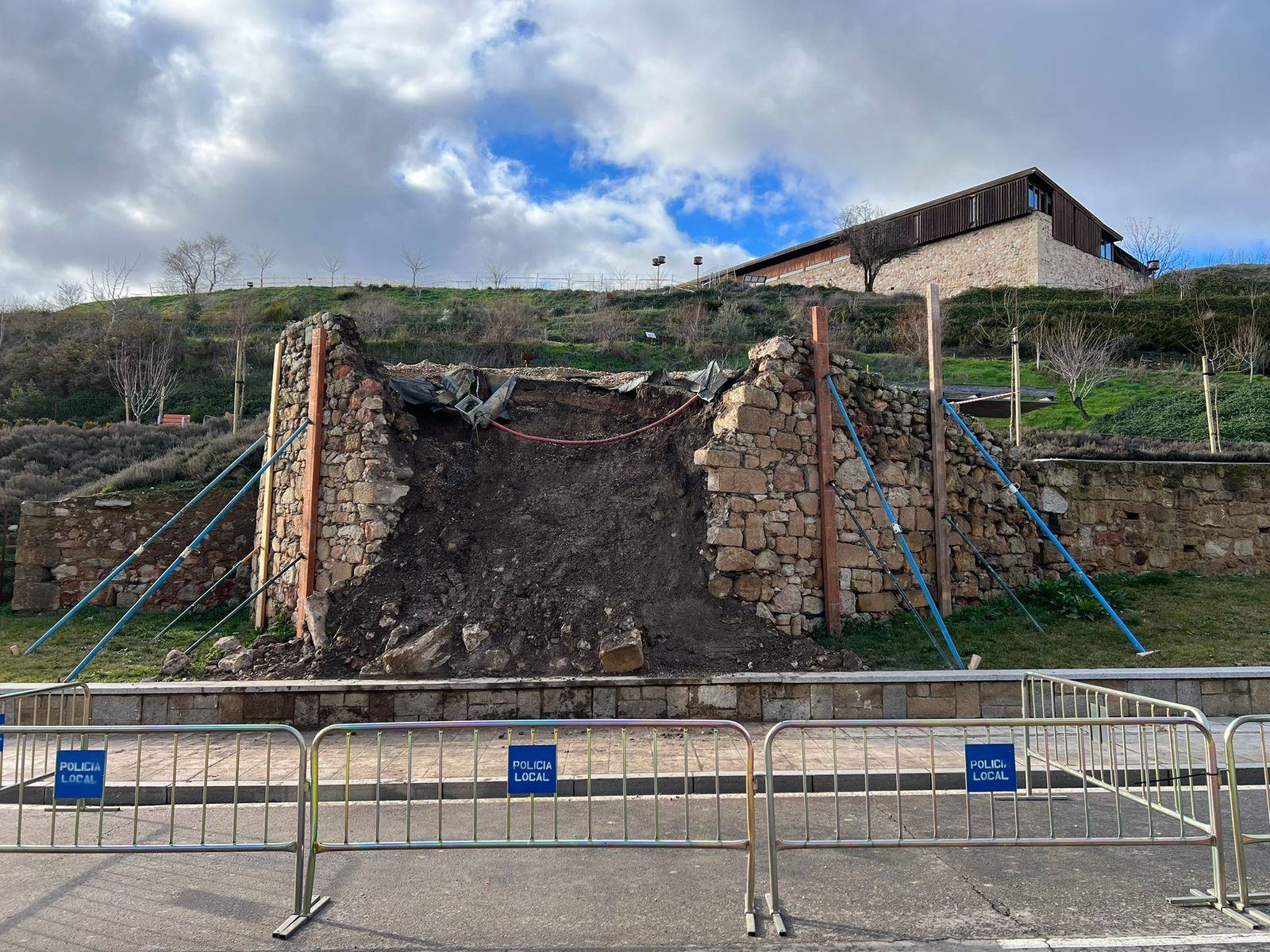 Apuntalamiento del muro de la noria de la Vaguda la Palma
