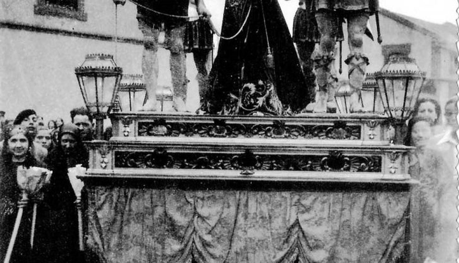 El Cinco de Copas recupera sus faroles para iluminar la madrugada de Viernes Santo