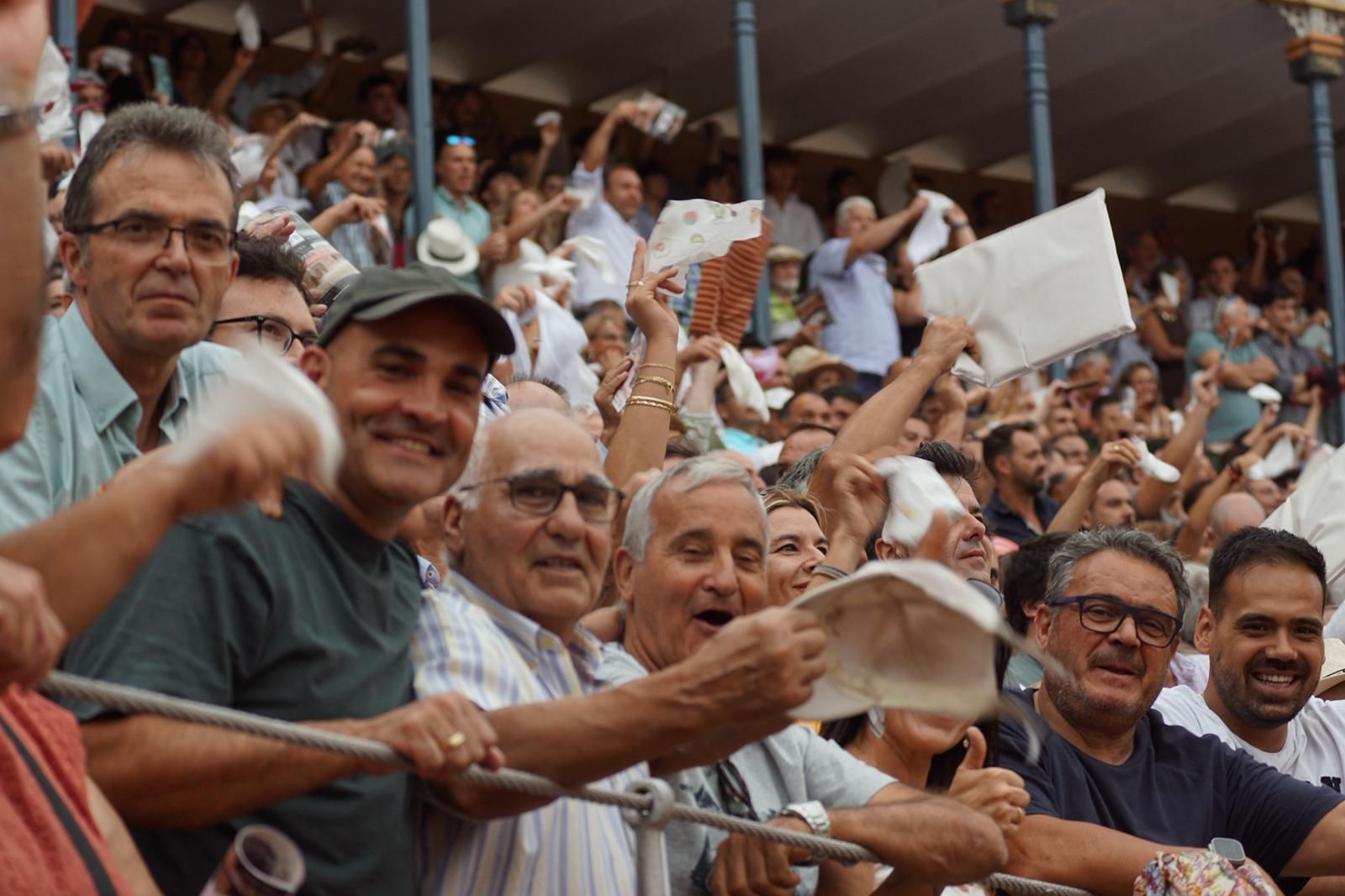 Gran ambiente en La Glorieta para la tarde de toros de Morante de la Puebla, Ismael Martín y Marco Pérez