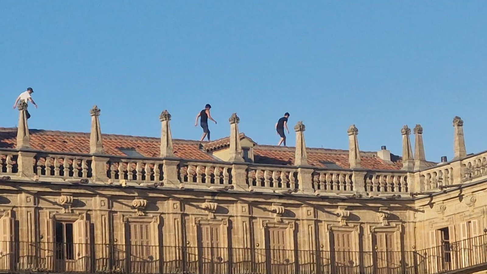 Un grupo de jóvenes accede a los tejados de la Plaza Mayor de Salamanca para hacerse una fotografía